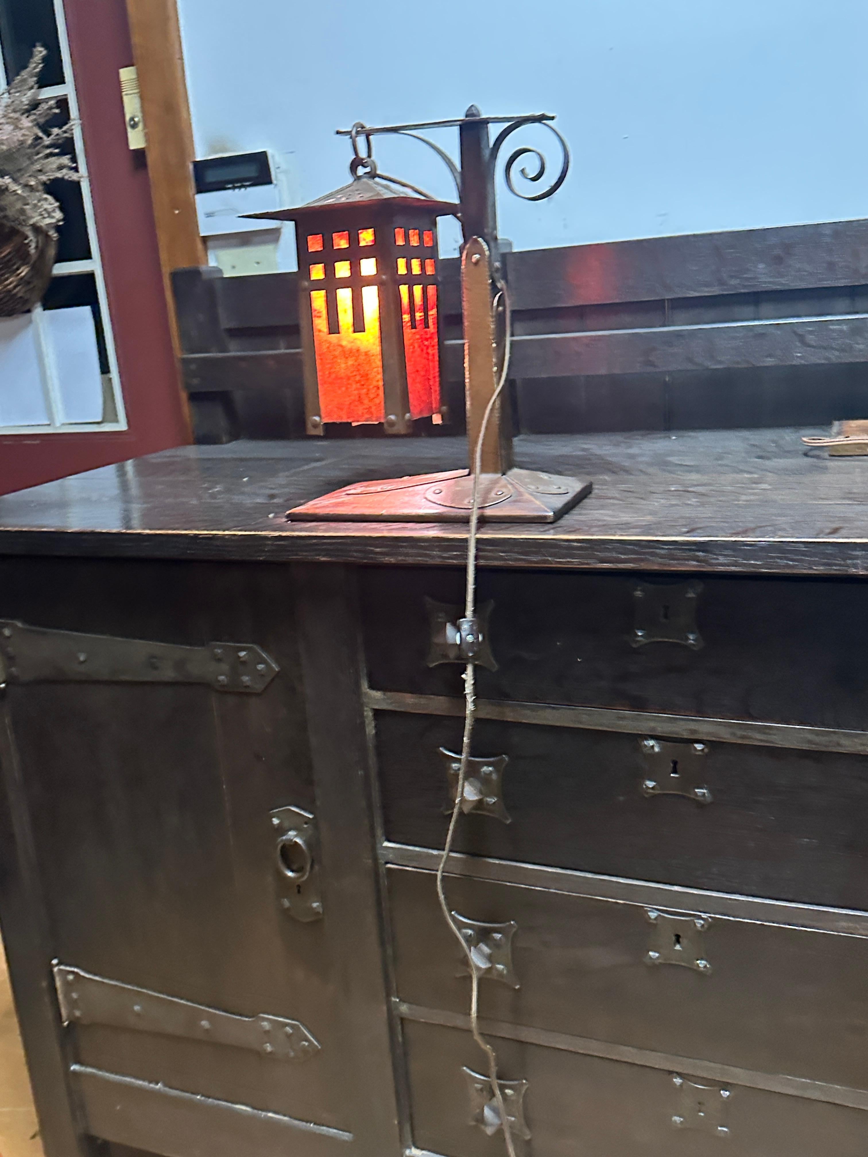 Antique A&C table lamp from the early 1900s. In Good Condition For Sale In Shamokin Dam, PA