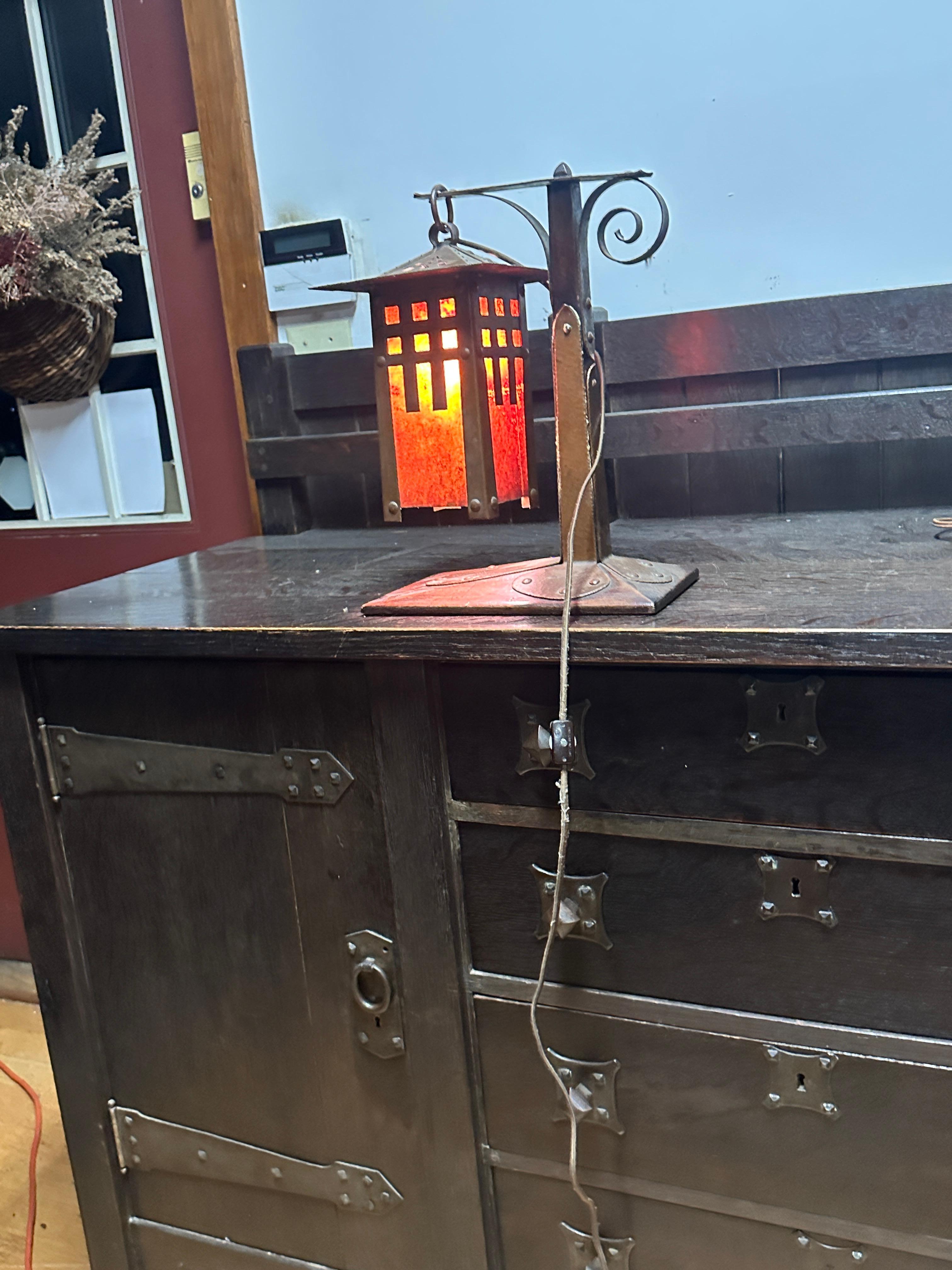 20th Century Antique A&C table lamp from the early 1900s. For Sale