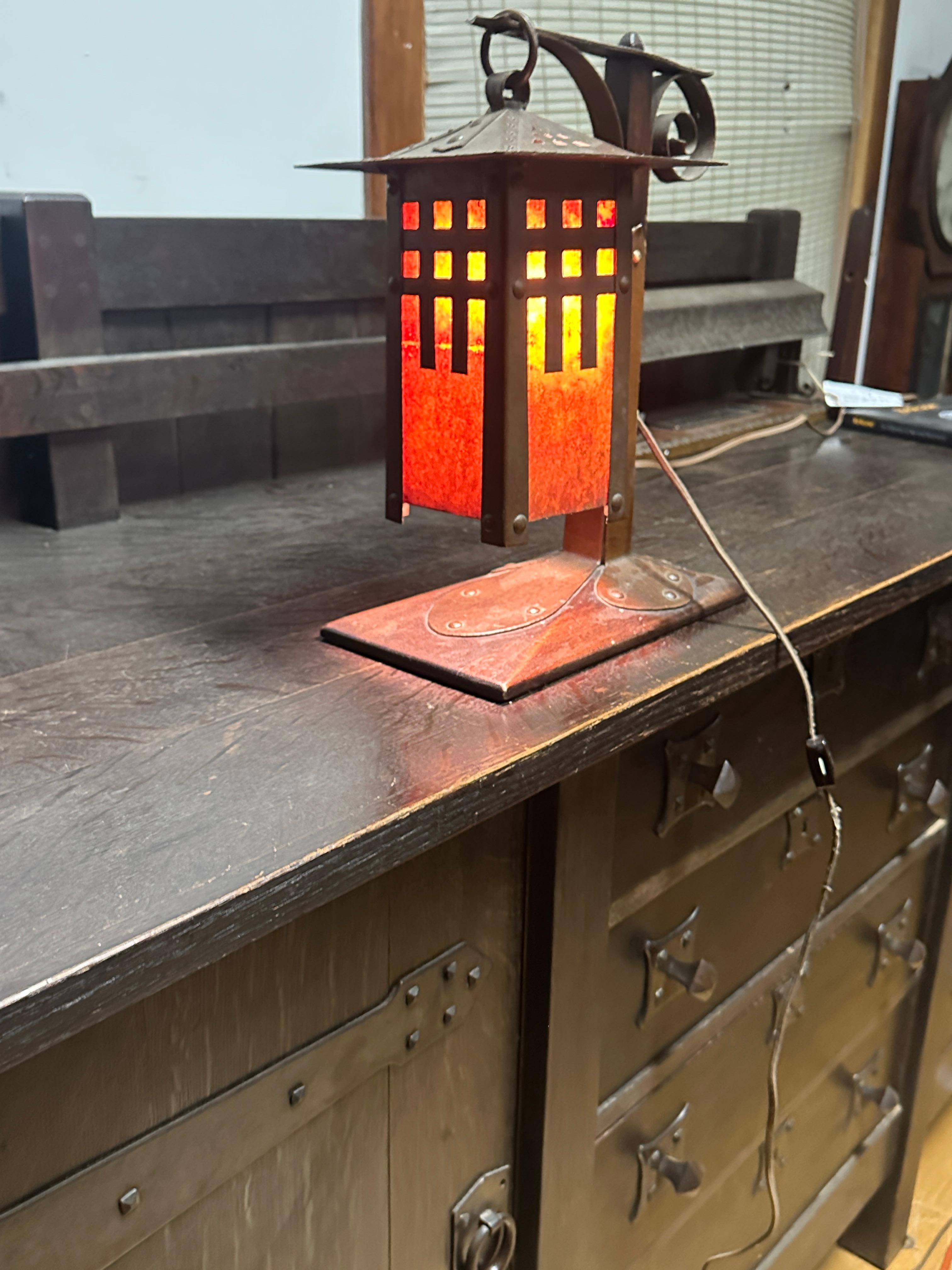 Antique A&C table lamp from the early 1900s. For Sale 2