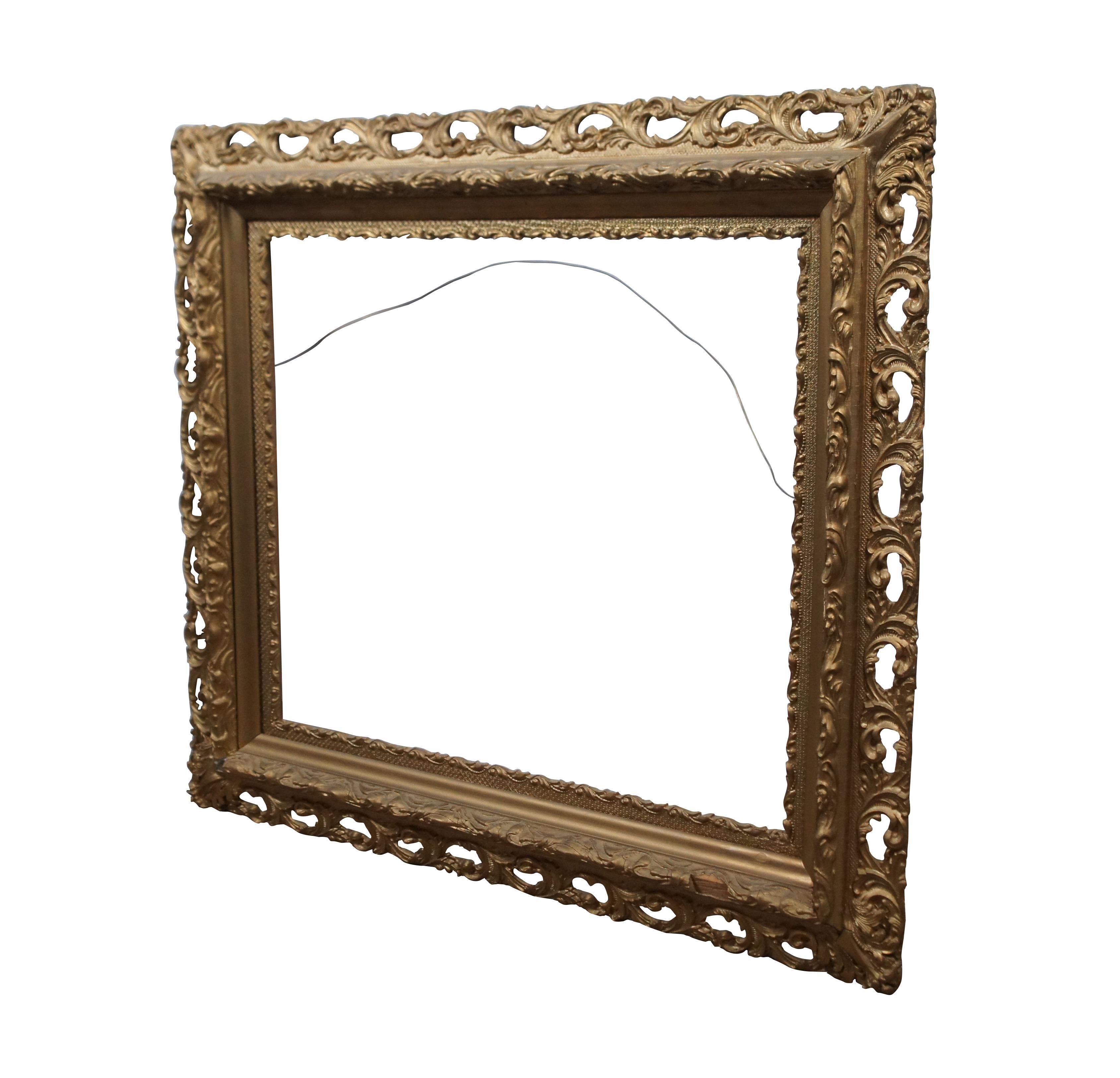 Impressionnant cadre victorien en bois doré / gesso pour tableau / art / miroir, datant de la fin du 19e siècle ou du début du 20e siècle. Le cadre est sculpté et biseauté avec une bordure de feuilles d'acanthe tourbillonnantes et percées autour de