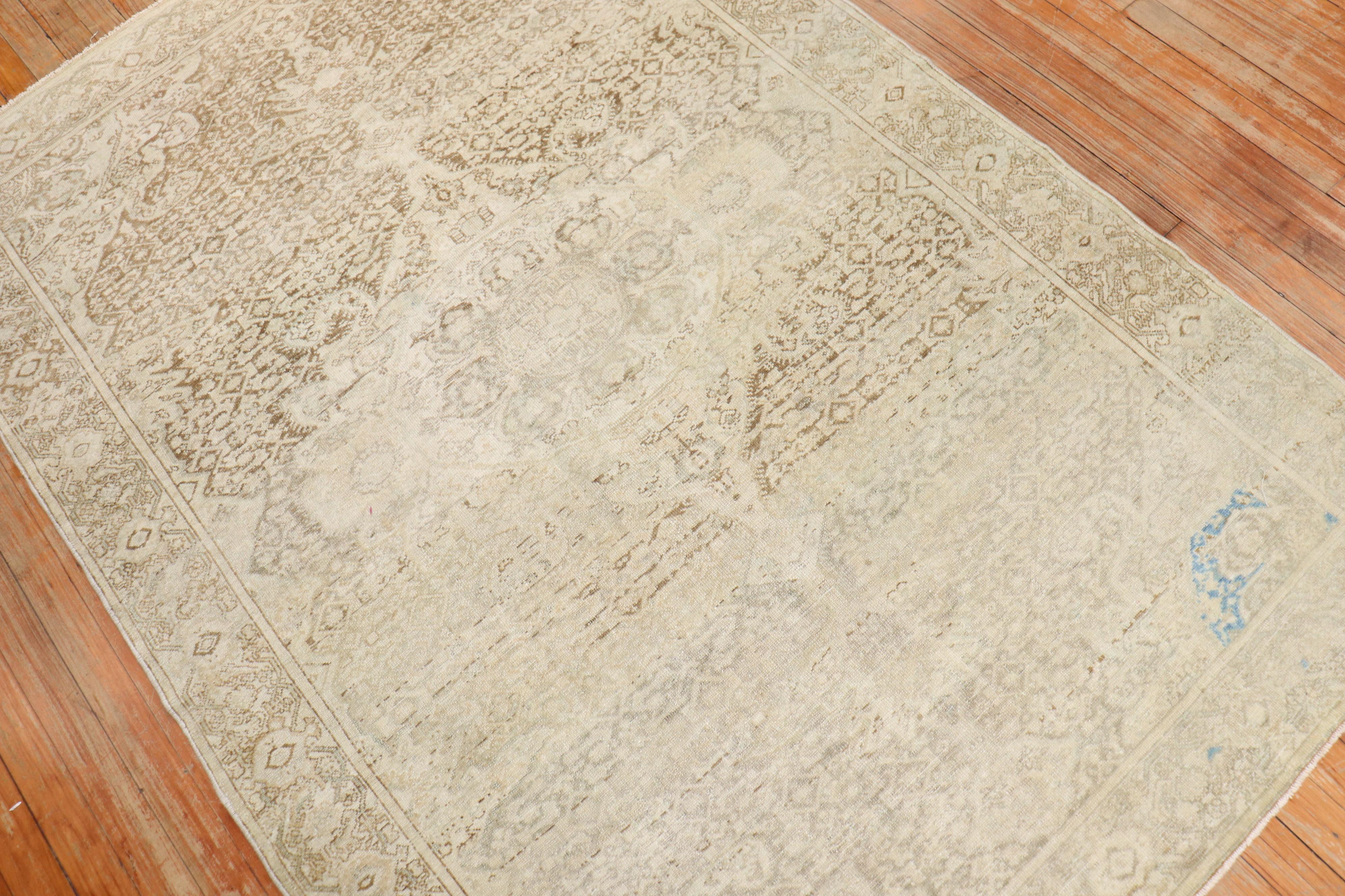 Antiker blass persischer Malayer-Teppich mit Akzent im Zustand „Gut“ im Angebot in New York, NY