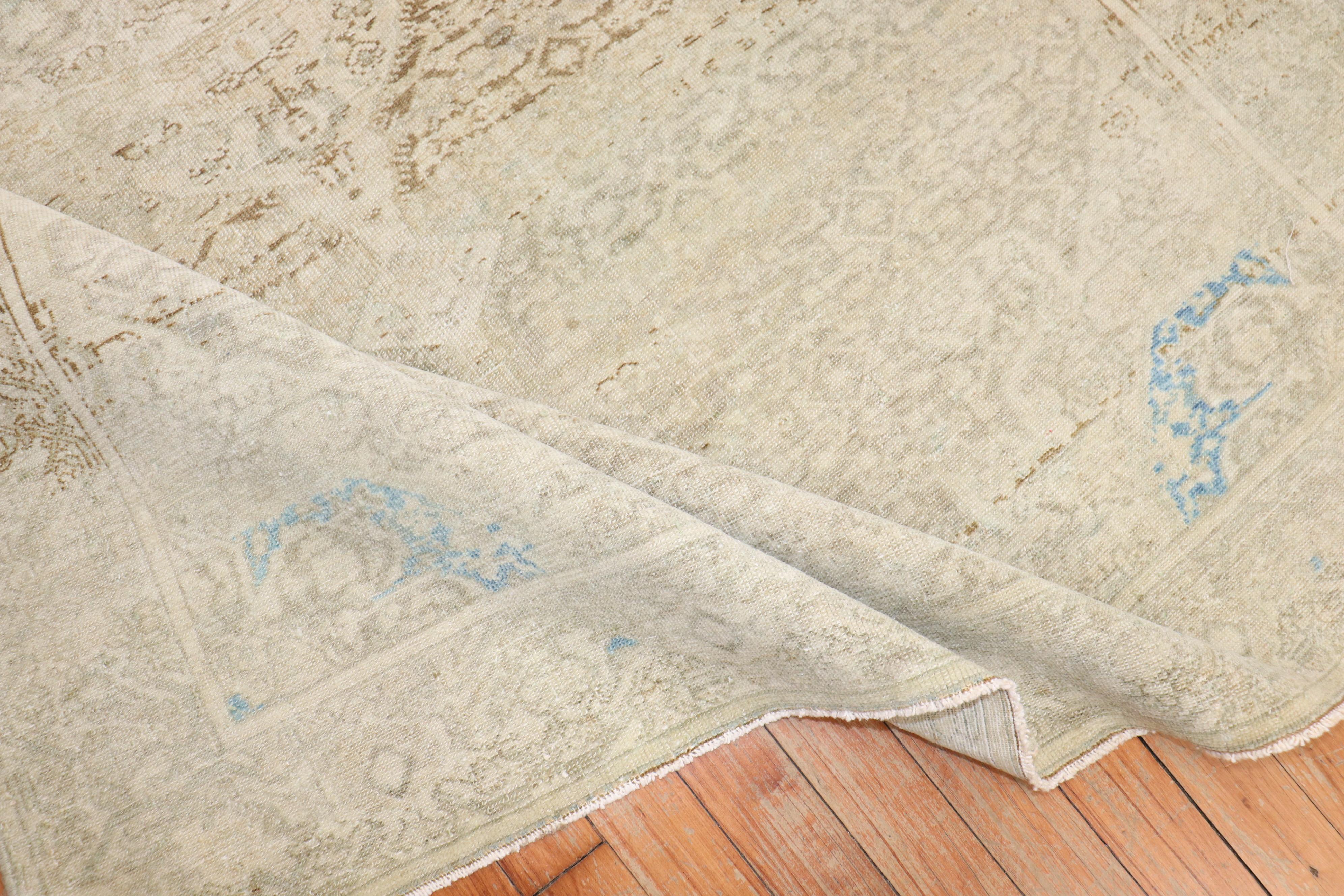 Antiker blass persischer Malayer-Teppich mit Akzent (20. Jahrhundert) im Angebot