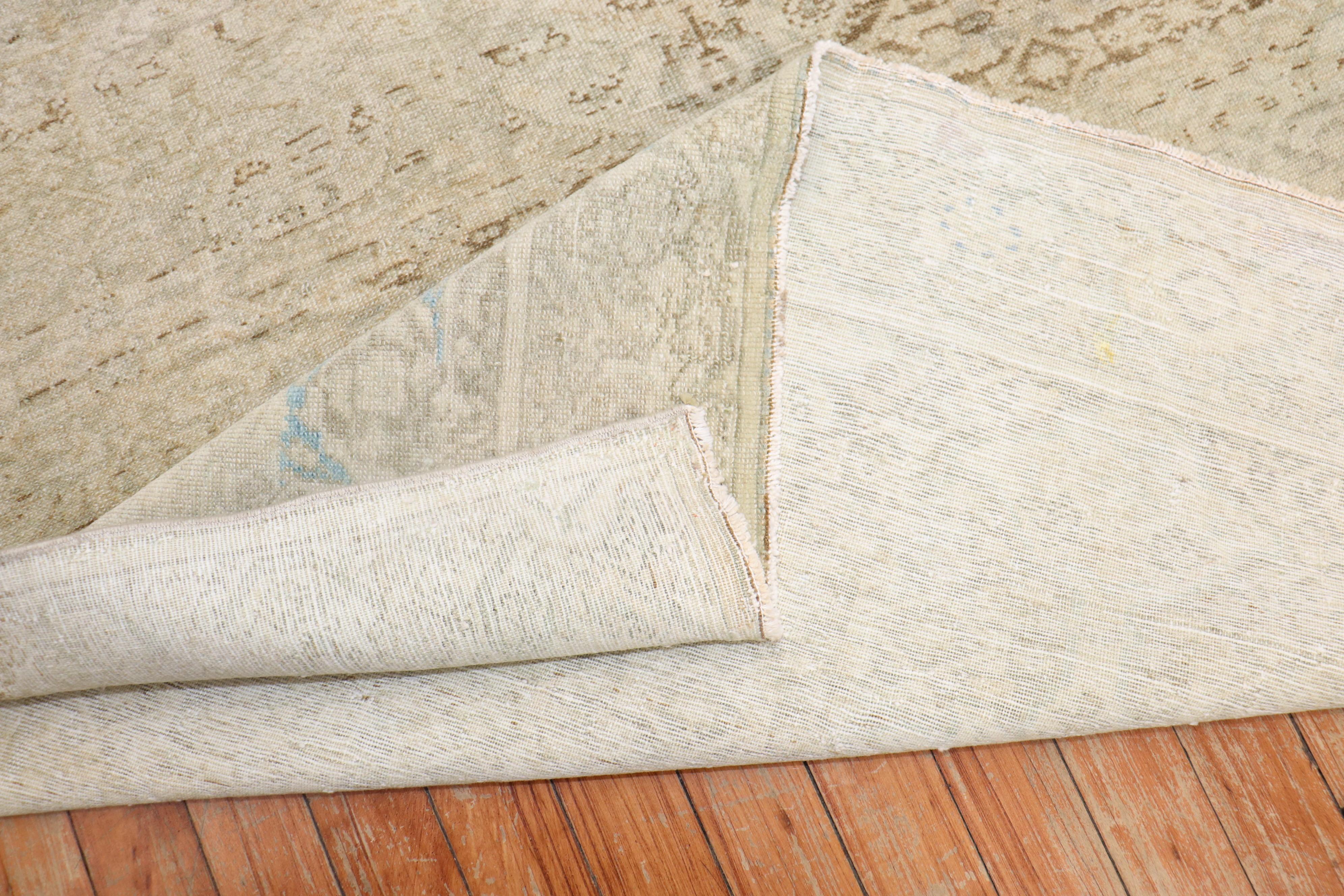 Antiker blass persischer Malayer-Teppich mit Akzent (Wolle) im Angebot