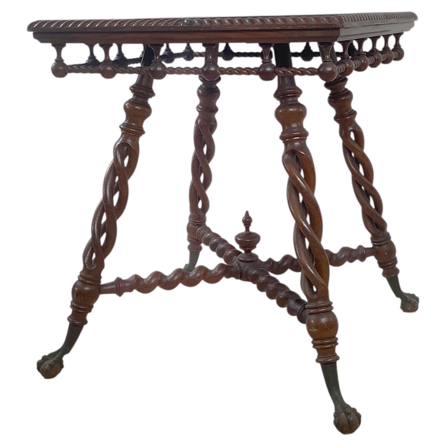 Table d'appoint ancienne aux pieds sculptés et tournés, avec pieds en forme de boule et de griffe en vente
