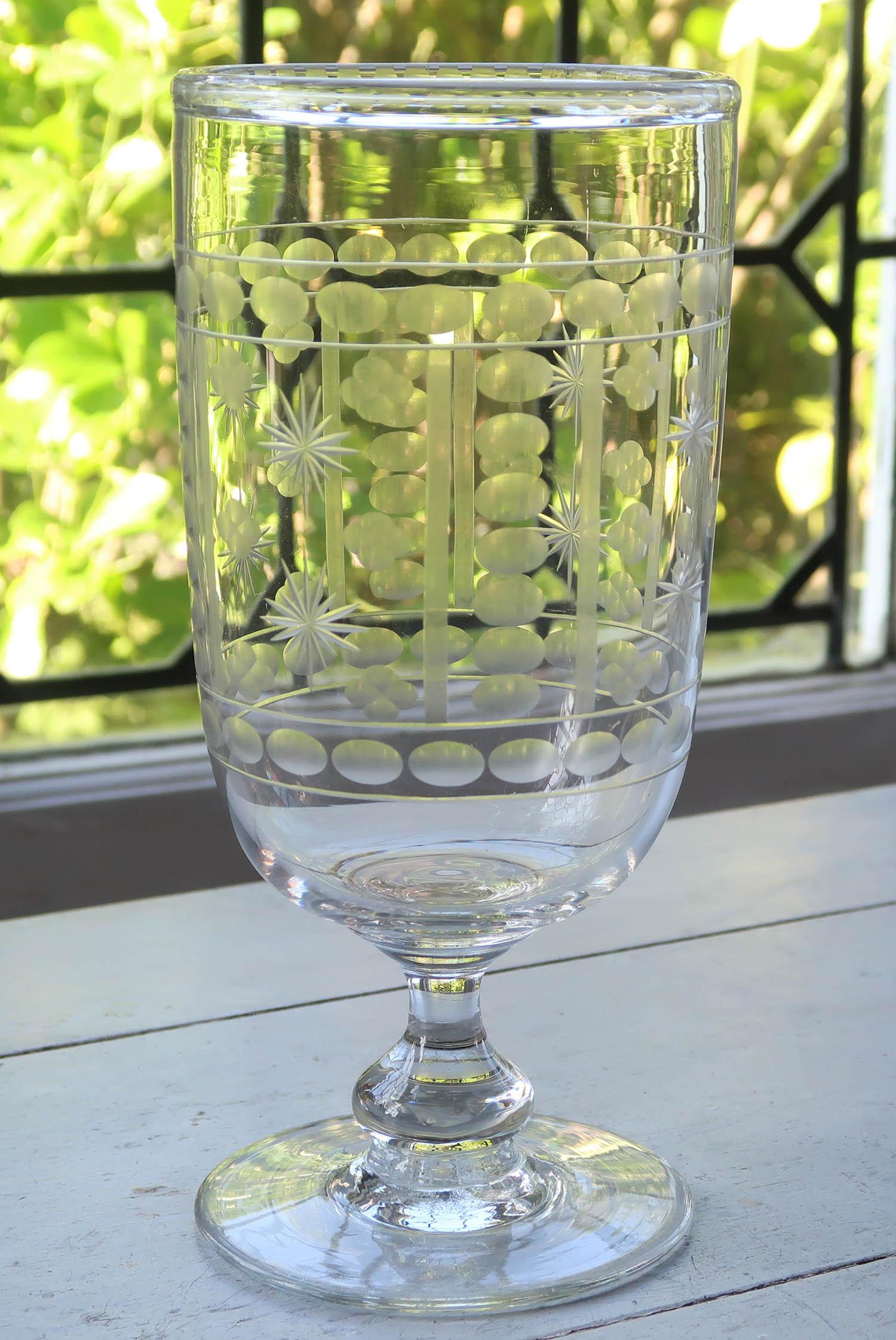 Magnifique vase en verre. 

A l'origine pour le céleri, mais parfait pour les fleurs

Ovales gravés à l'acide et étoiles en verre taillé.

Foldes sur le bord.

Marque de pontil poli sur la base
 