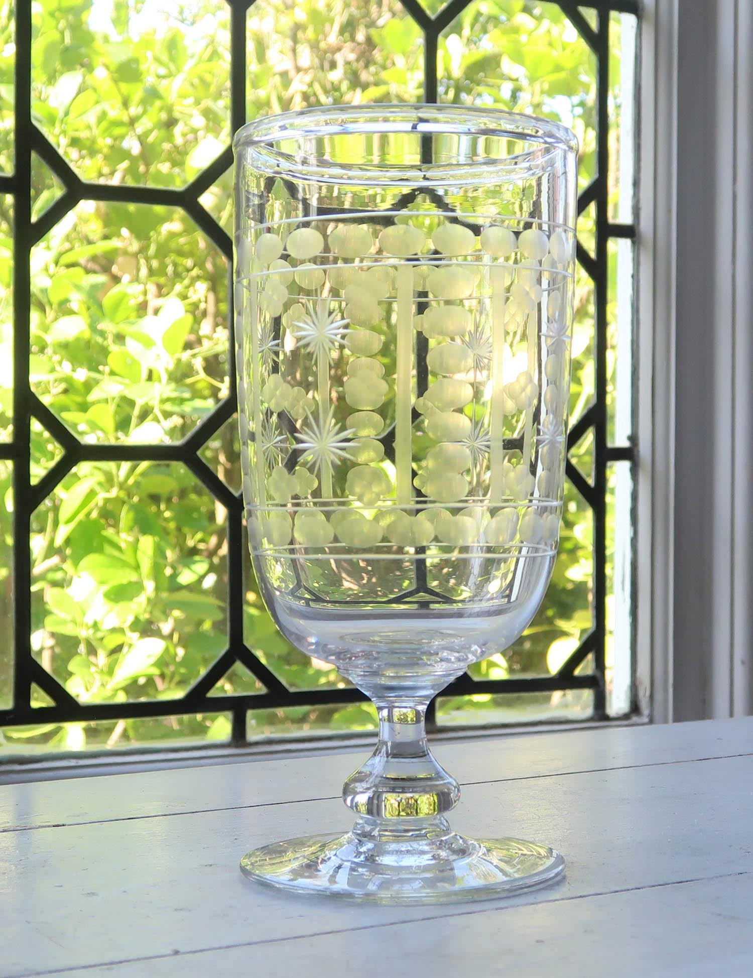 Victorien  Vase à fleurs ancien en verre taillé et gravé à l'acide, Angleterre, 19ème siècle en vente