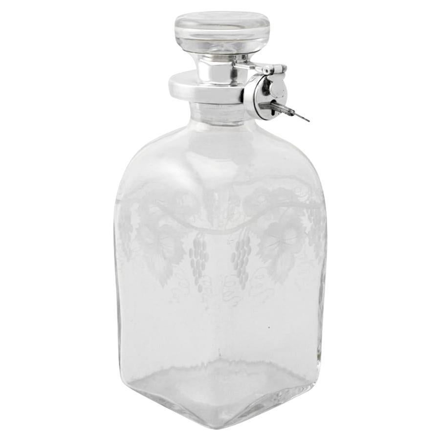 Carafe ancienne en verre gravé à l'acide et monture en argent sterling verrouillable