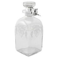 Decanter antico in vetro acidato e argento con chiusura a chiave