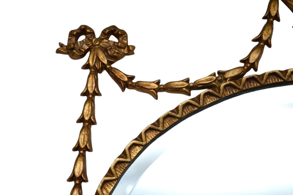 Magnifique miroir ancien en métal doré de style Adams. Il a été fabriqué en Angleterre, il date des années 1930 environ.

Cette pièce est d'une qualité exceptionnelle, avec des détails complexes finement coulés dans un métal solide. Il s'agit d'une