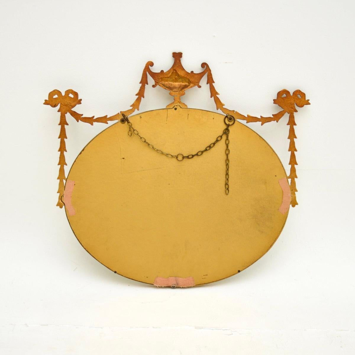 Doré Miroir ancien de style Adam en métal doré en vente