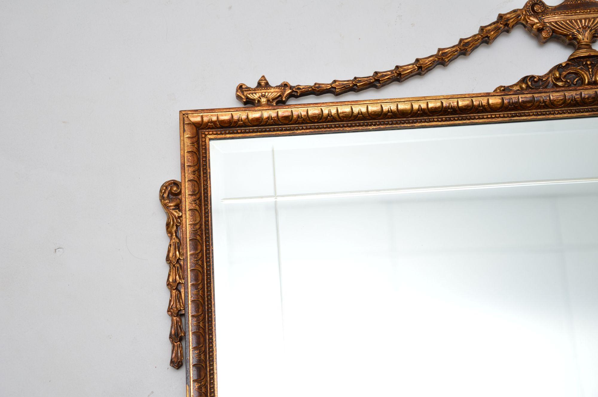 Très beau miroir ancien en bois doré de style Adams. Il a été fabriqué en Angleterre, il date des années 1950 environ.

Il est d'une qualité exceptionnelle, avec de beaux détails partout. Le verre est biseauté avec des bordures gravées, le cadre en