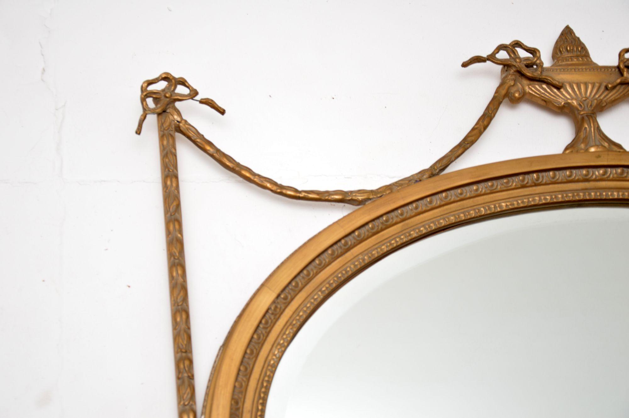 Magnifique miroir ancien de style Adams en bois doré et gesso, de très grande qualité. Fabriqué en Angleterre, il date de la période 1890-1910.

Ce produit est très bien fait et son design est magnifique. Le cadre principal est en bois massif doré,
