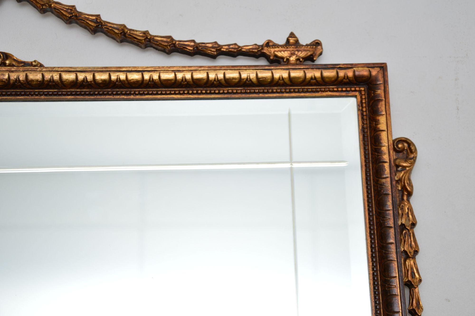 Britannique Miroir ancien en bois doré de style Adam en vente