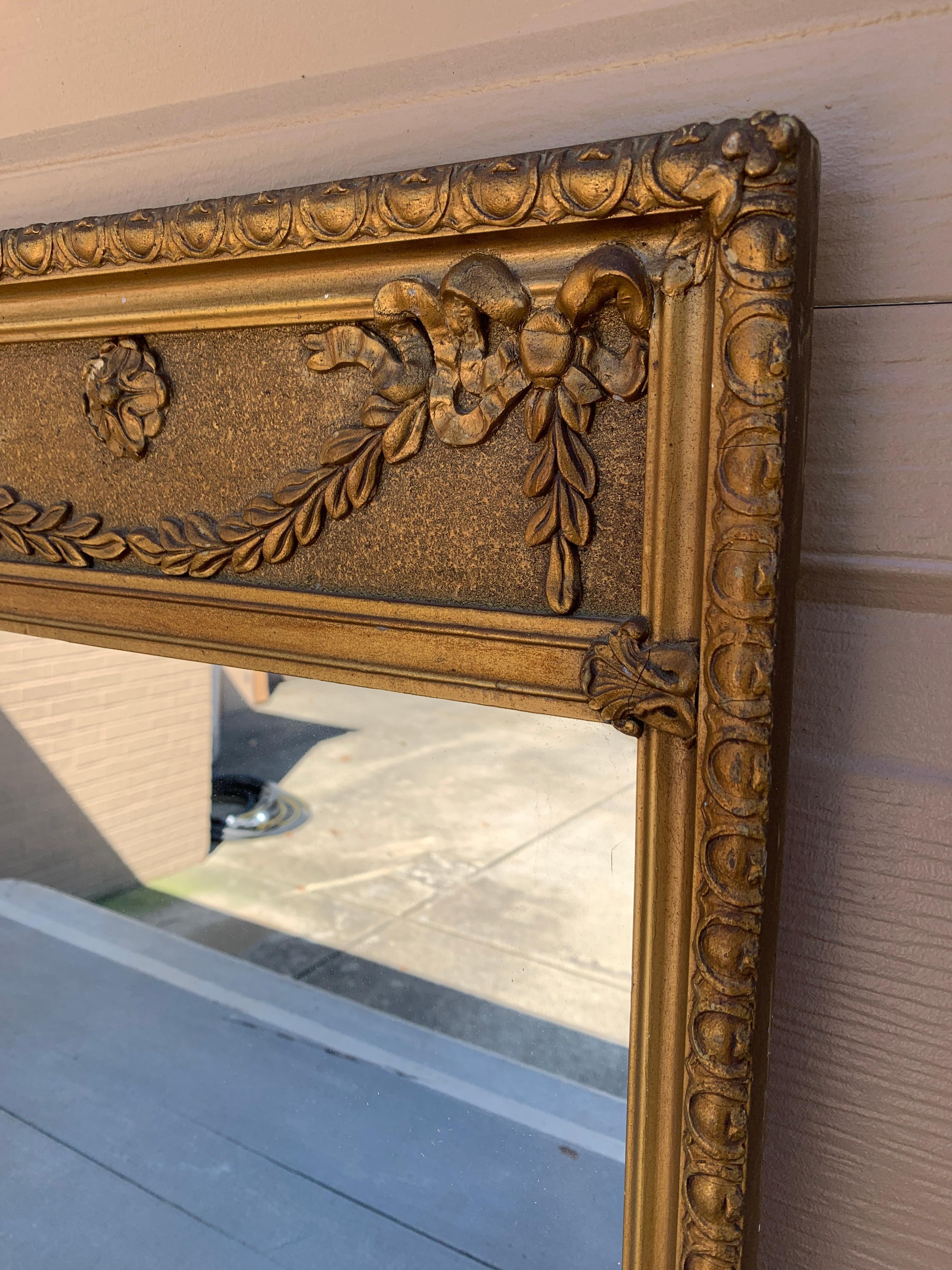 Antiguo Espejo de Pared Estilo Adam Neoclásico de Madera Dorada Enmarcado en venta 1