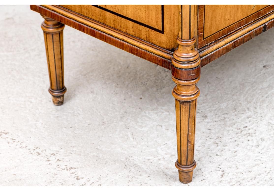 Armario Antiguo Estilo Adam Decorado con Pintura para Restaurar Pintado en venta