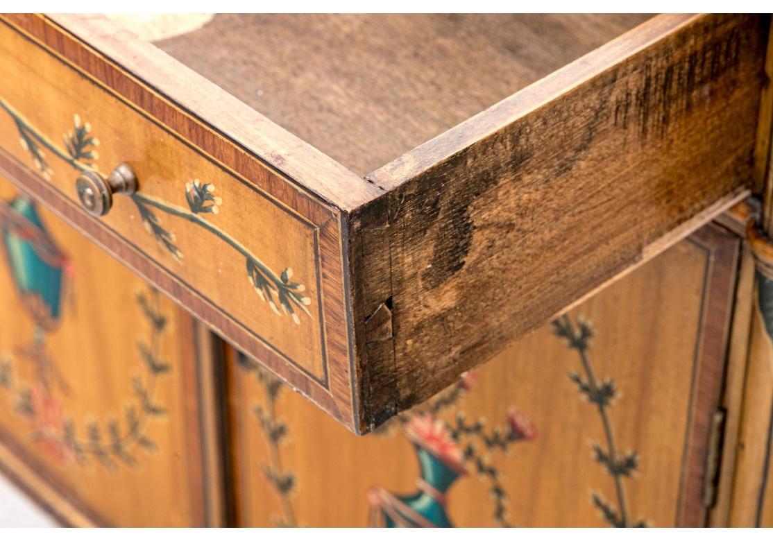 Armario Antiguo Estilo Adam Decorado con Pintura para Restaurar Madera en venta