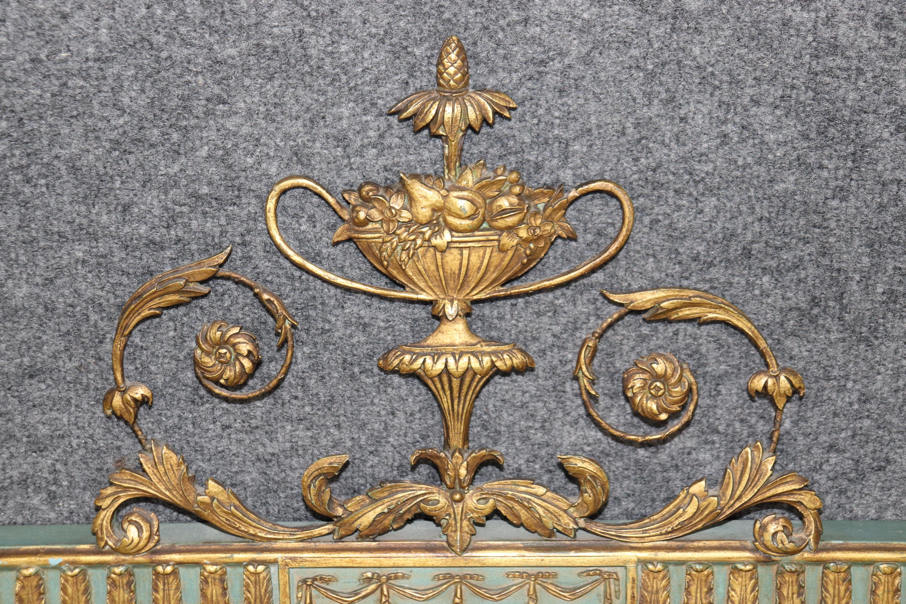 Style Adam Antique miroir sculpté de style Adams, décroché et doré à l'or en vente