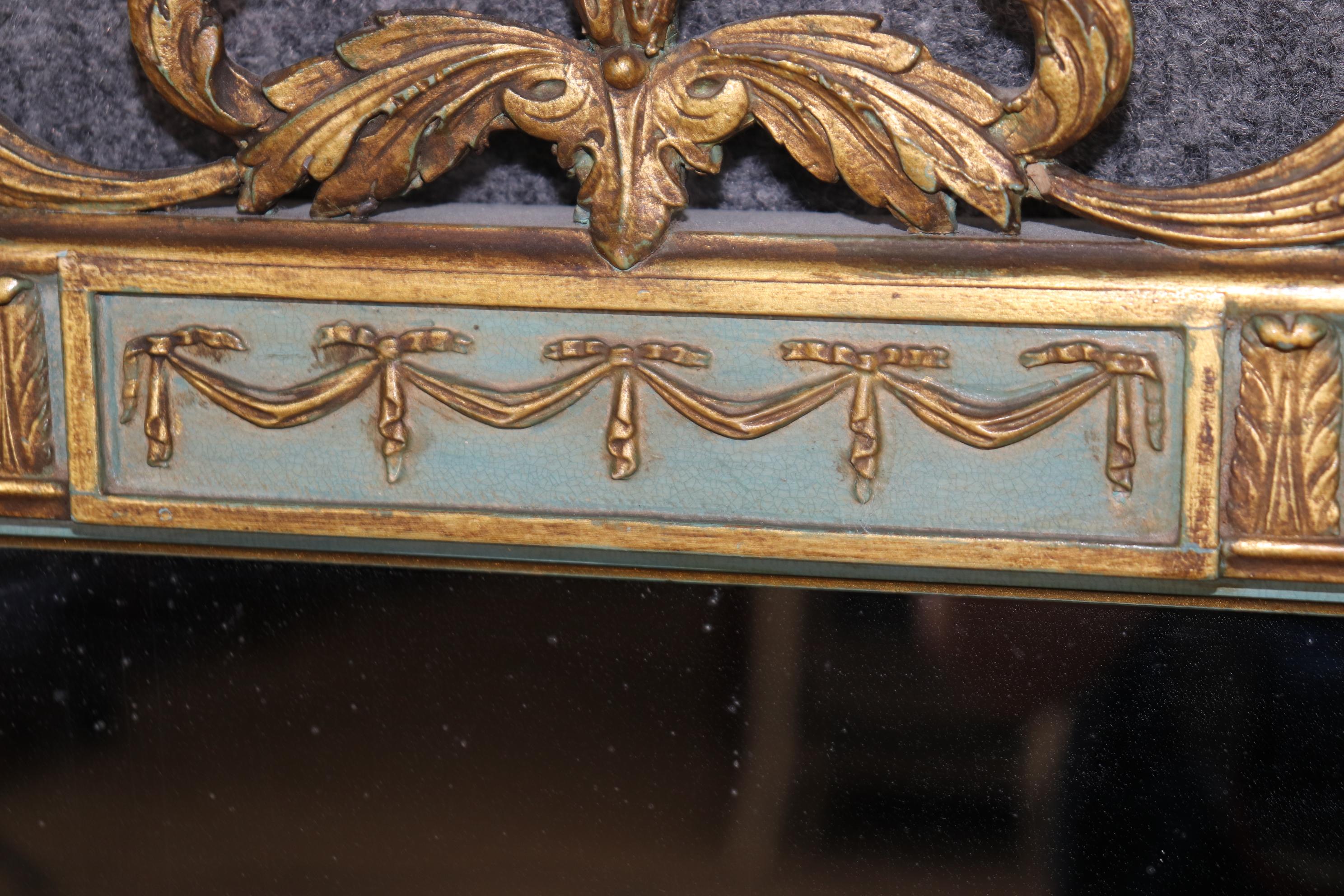 Antique miroir sculpté de style Adams, décroché et doré à l'or Bon état - En vente à Swedesboro, NJ
