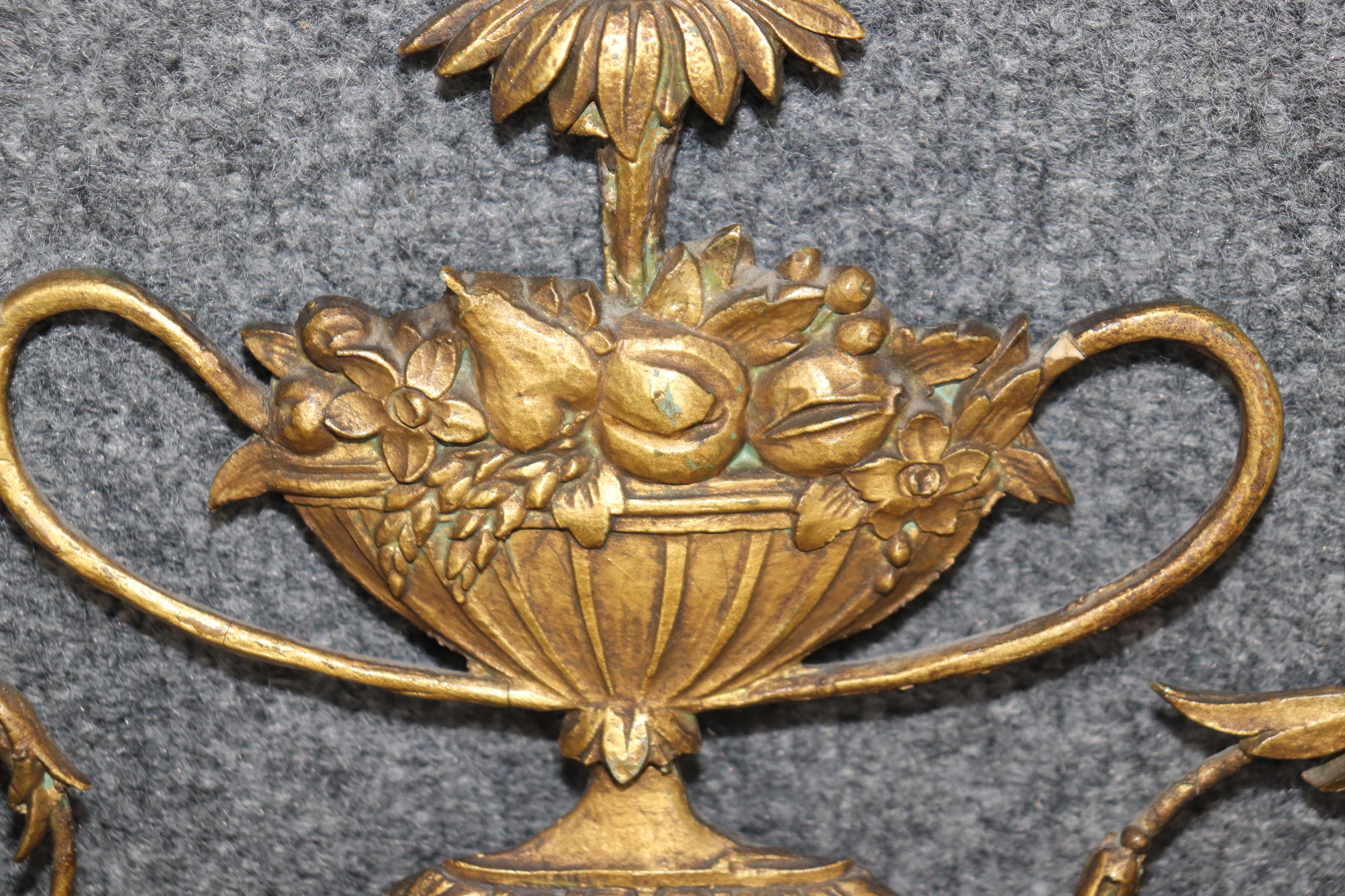 Miroir Antique miroir sculpté de style Adams, décroché et doré à l'or en vente