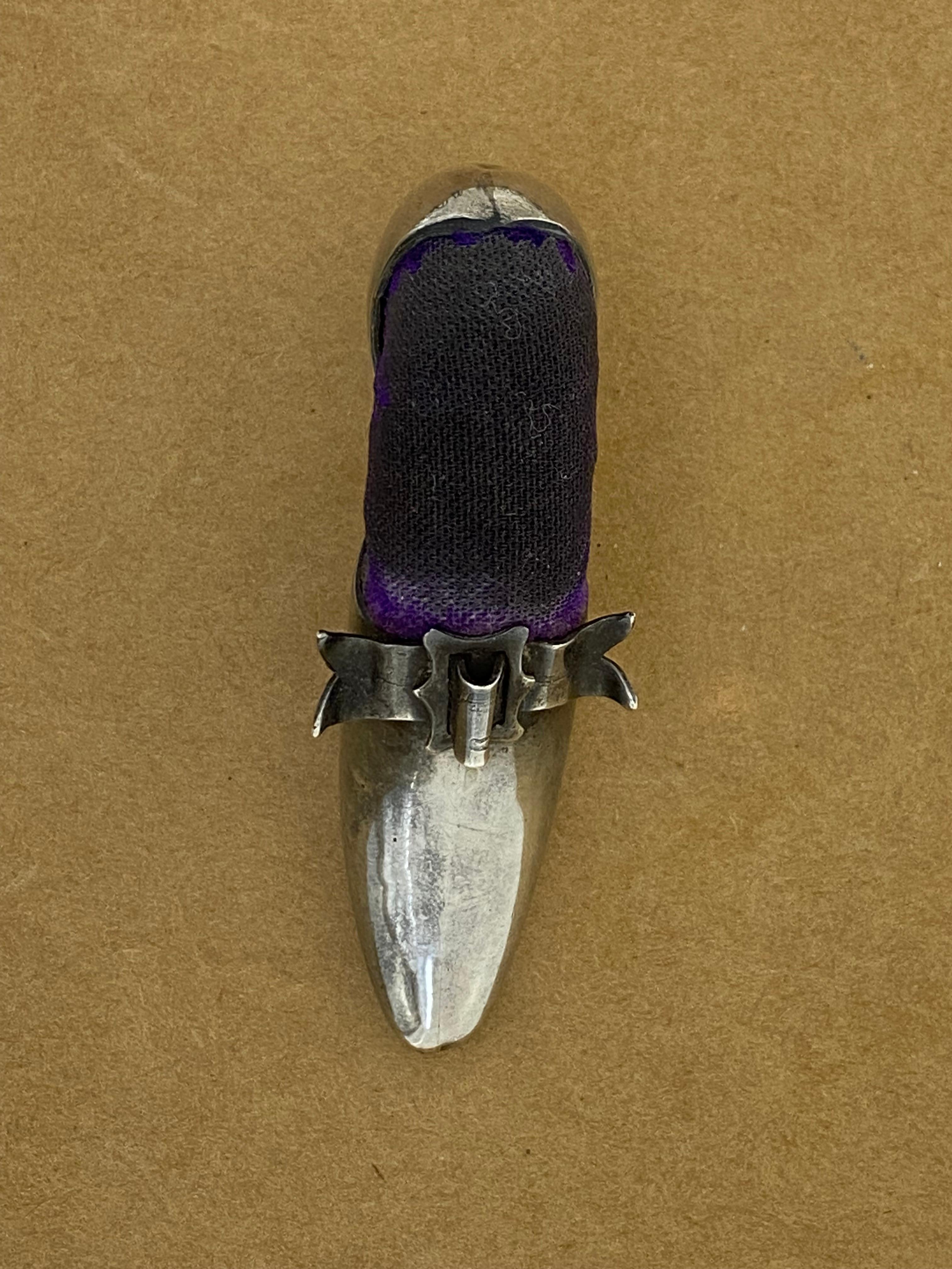 Gefertigt mit viel Liebe zum Detail, 
Diese antike englische Nähnadel ist absolut entzückend, 
wunderschön gestaltet als Ballroom-Schuh 
mit geschwungener Schnalle im edwardianischen Stil Schleife

Das Stück ist 65mm x 32mm groß, 
Mit deutlichen