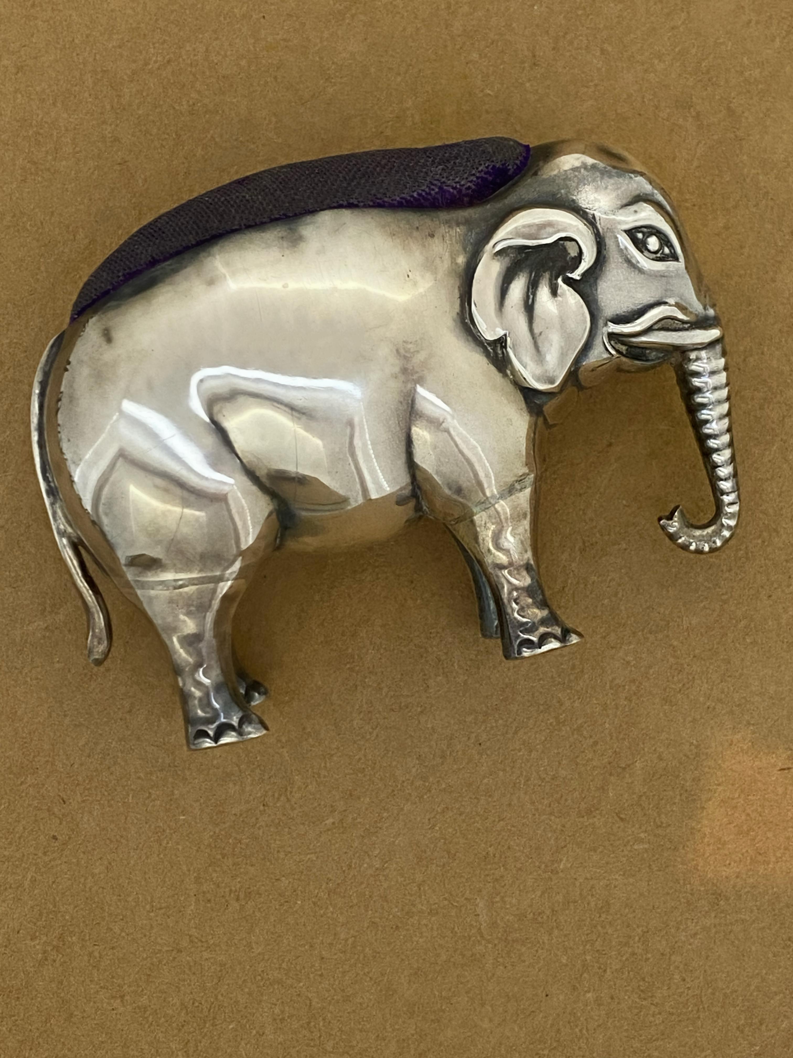 Gefertigt mit viel Liebe zum Detail, 
Diese antike englische Anstecknadel ist absolut entzückend, 
schön gestaltet als Elefant 

Das Stück ist 6,7 cm x 5 cm groß, 
Mit deutlichen englischen Punzierungen:
Herstellermarke A & LL - für Adie & Lovekin