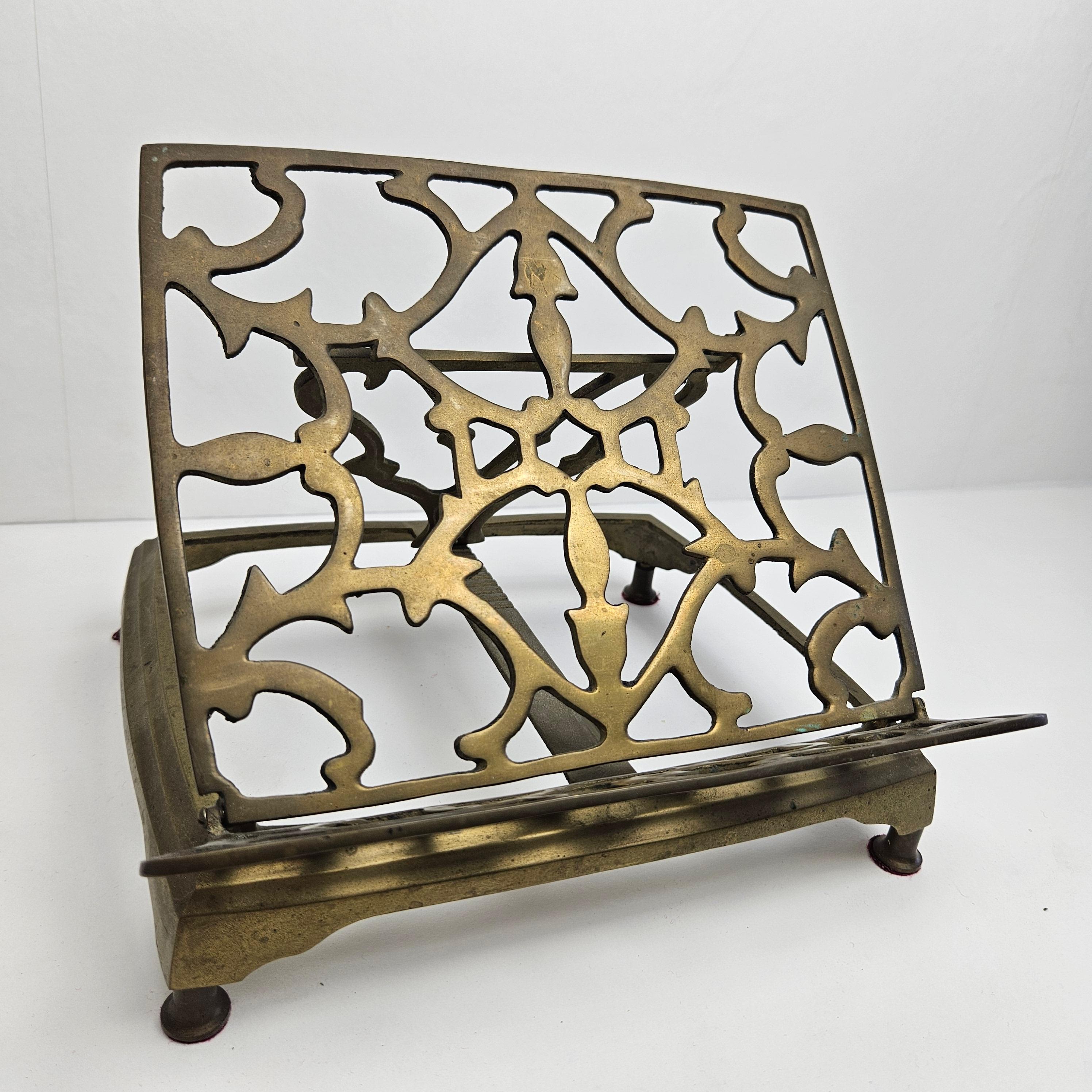 A very beautiful 19th century Porte Livre - Book Stand fabricated in France.

Wonderfully crafted from brass metal. 

Not only perfect for displaying a book or leaflets, but a notebook or small painting as well.