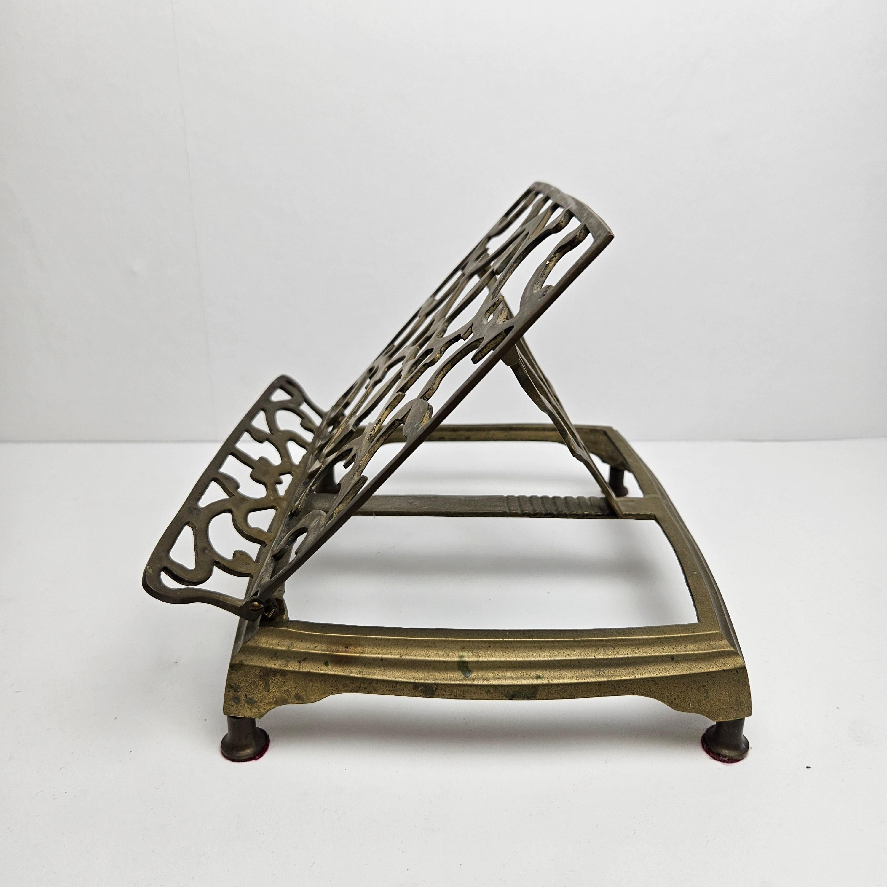 Antique Adjustable Book or Magazine Stand in Brass In Good Condition For Sale In Oud Beijerland, NL