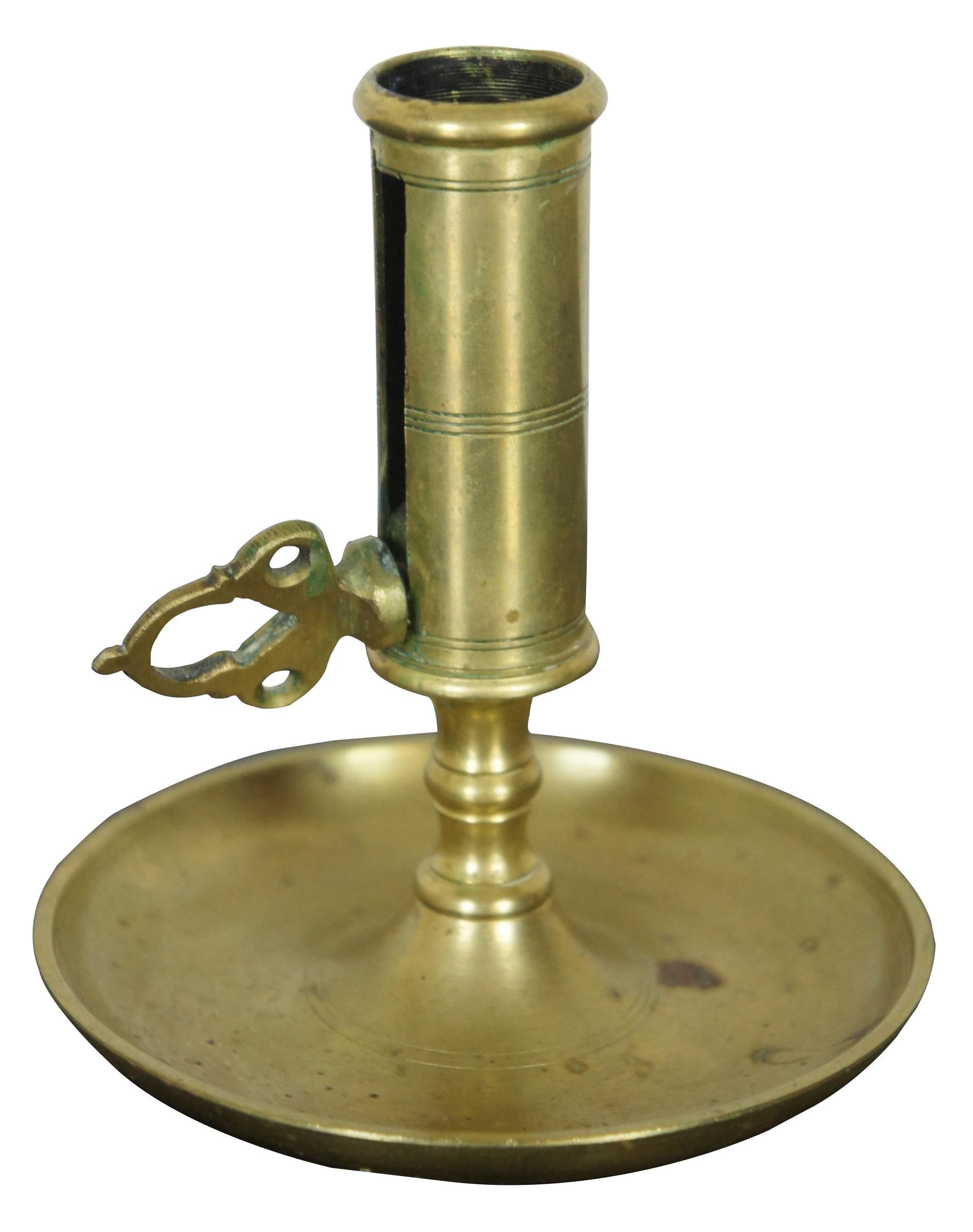 Bougeoir en laiton antique avec glissière pour régler la hauteur de la bougie.