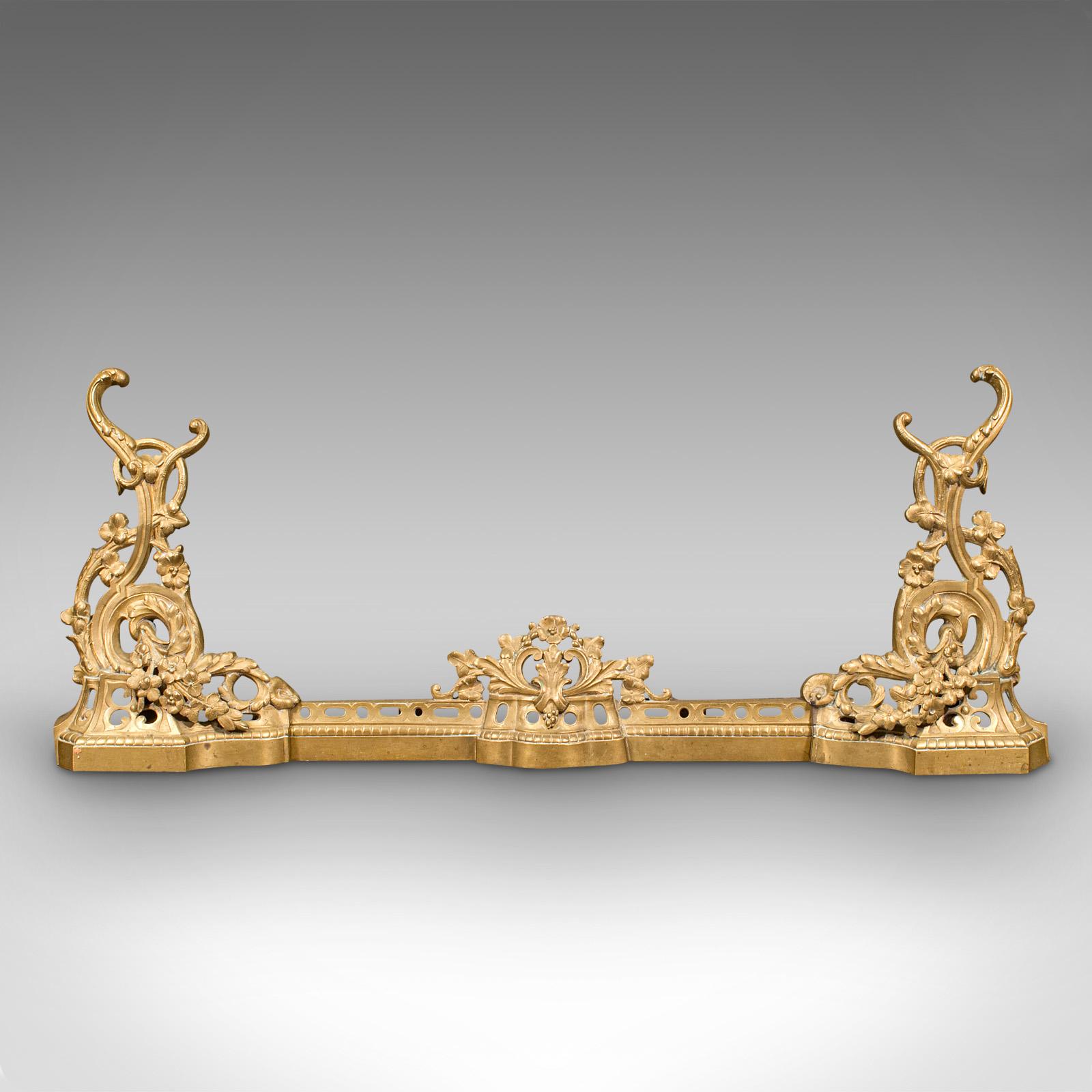 This is an antique adjustable fire kerb. An English, gilt metal fireplace fender with Art Nouveau overtones, dating to the late Victorian period, circa 1900.

Dashing elegance to enhance the fireplace - adjusts from 37