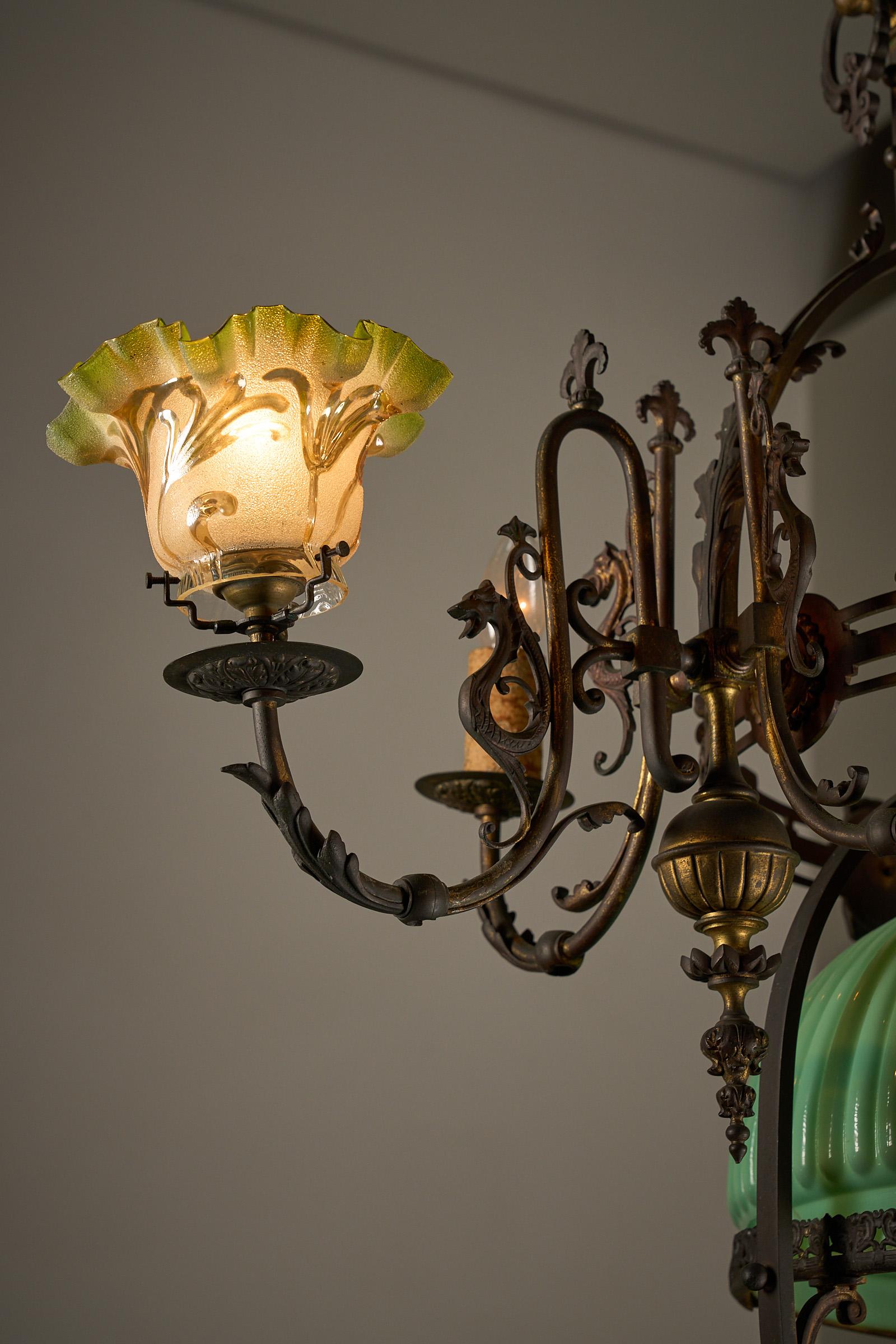 Antiker verstellbarer Höhenkronleuchter mit originaler Glaskunst und Messingdetails im Zustand „Gut“ im Angebot in Mortsel, BE