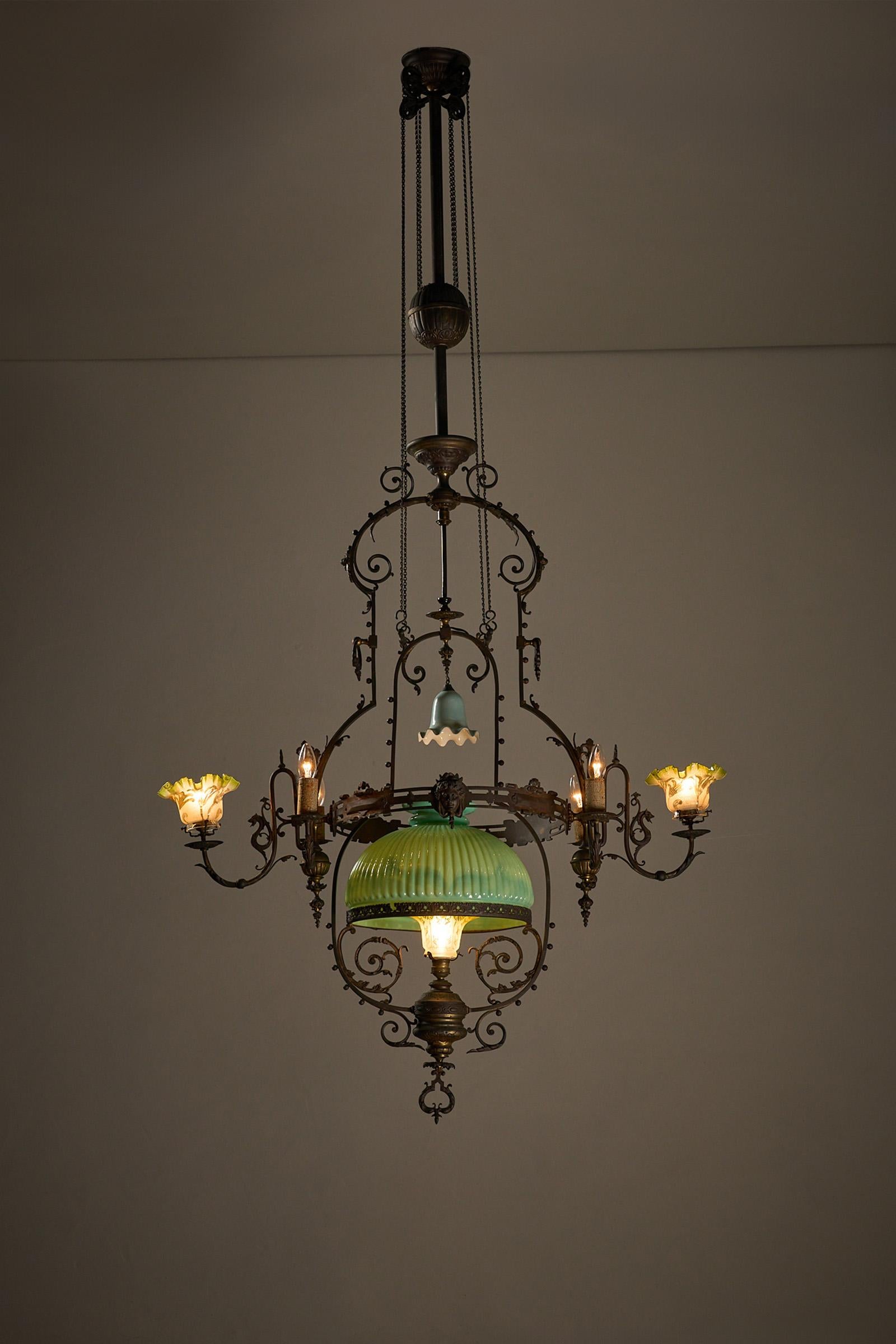 Antiker verstellbarer Höhenkronleuchter mit originaler Glaskunst und Messingdetails im Angebot 3
