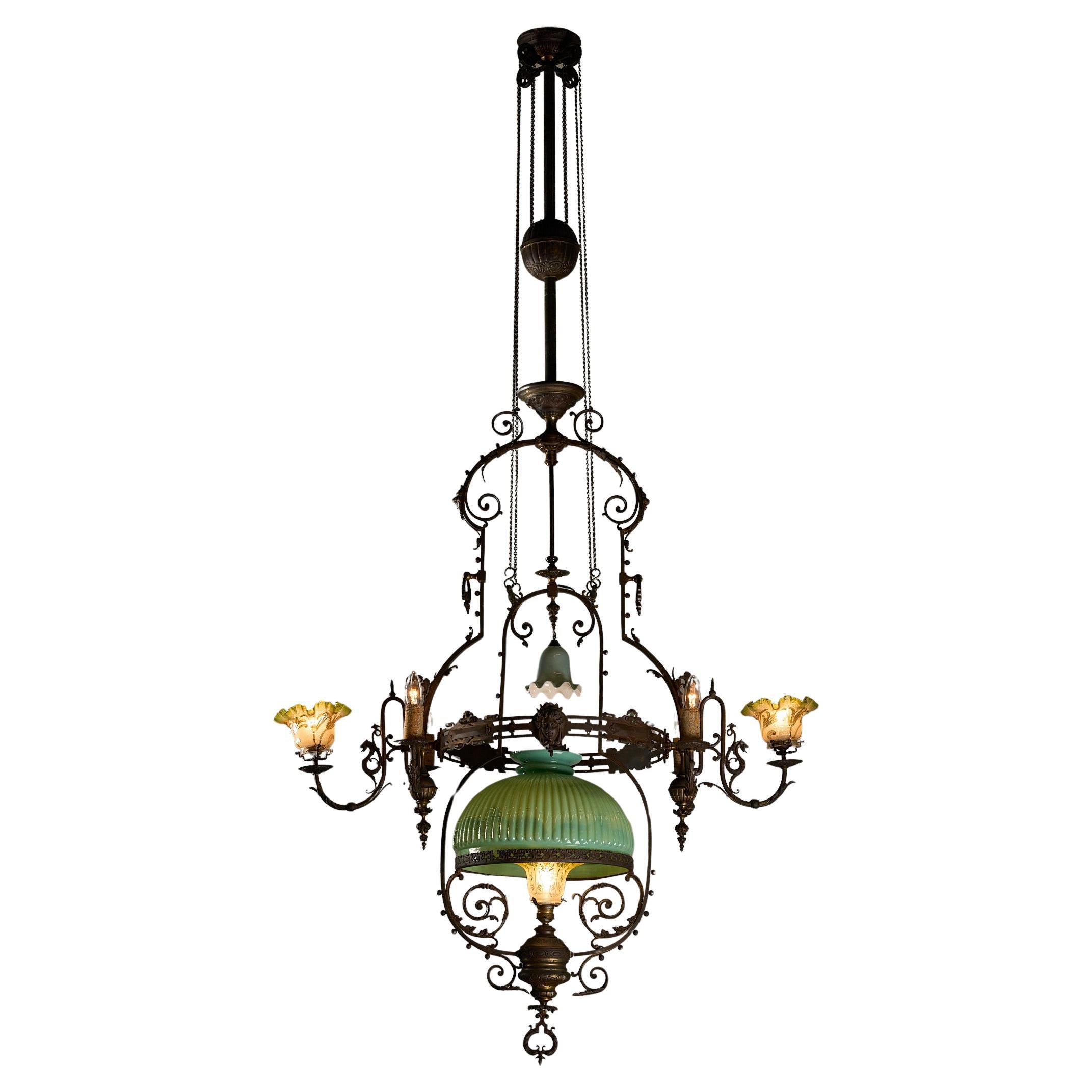 Antiker verstellbarer Höhenkronleuchter mit originaler Glaskunst und Messingdetails im Angebot