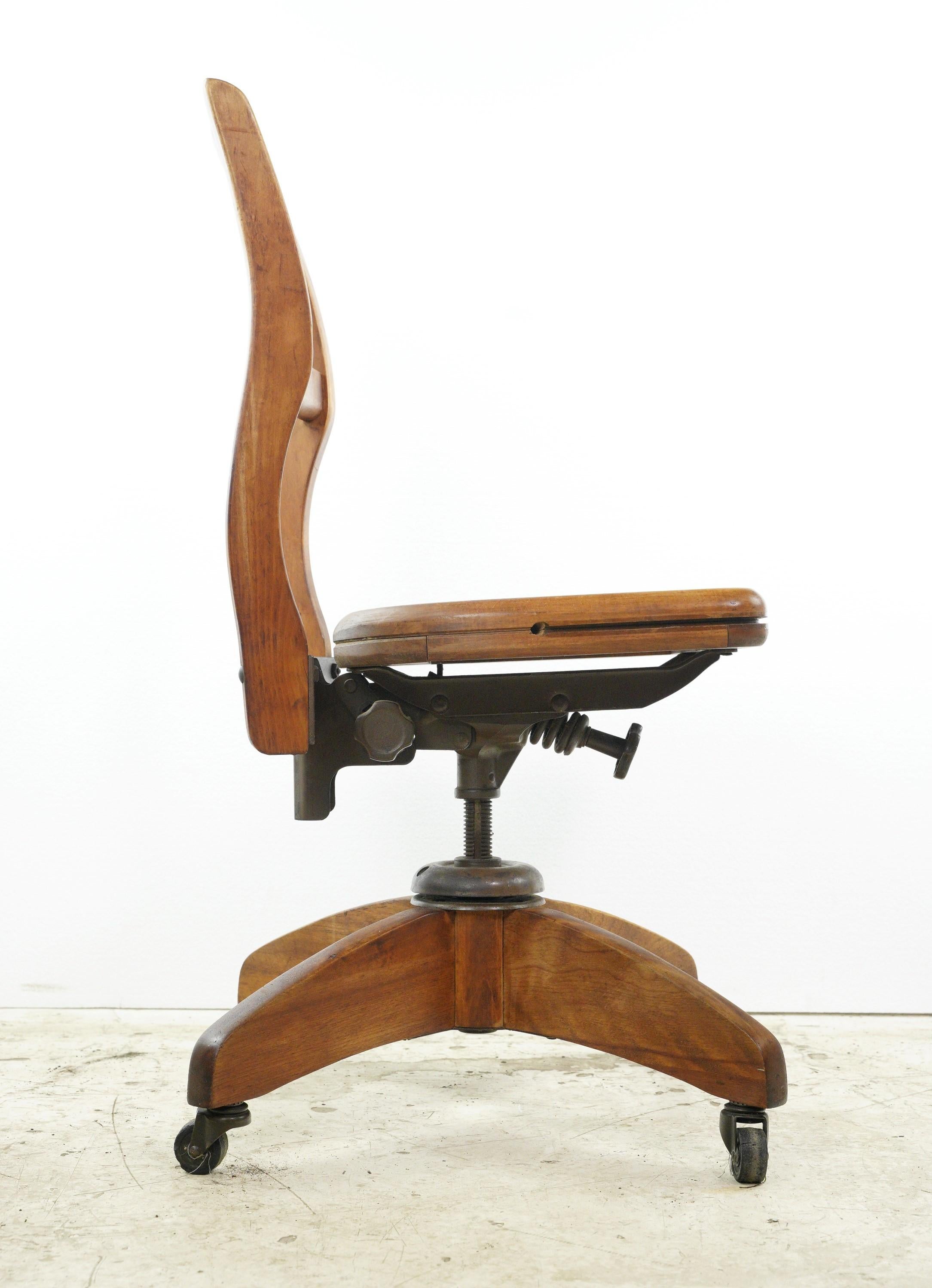 Antiker höhenverstellbarer Holzschreibtischstuhl mit Rollen (20. Jahrhundert)