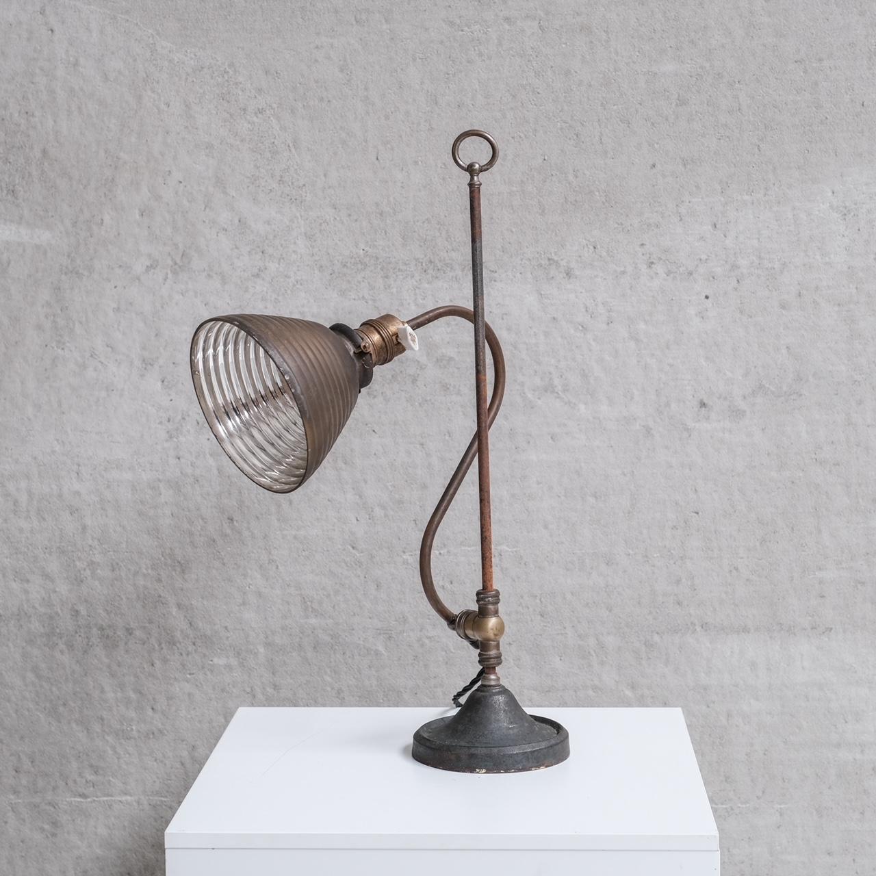 Eine ungewöhnliche verstellbare Tischlampe.

Holland, ca. 1920er Jahre.   

Reflektierender Schirm aus Quecksilberglas, befestigt an einem Messingstiel, beschwert durch einen Eisenfuß.

Ein einzigartiges Stück, das sich ideal für einen besonderen