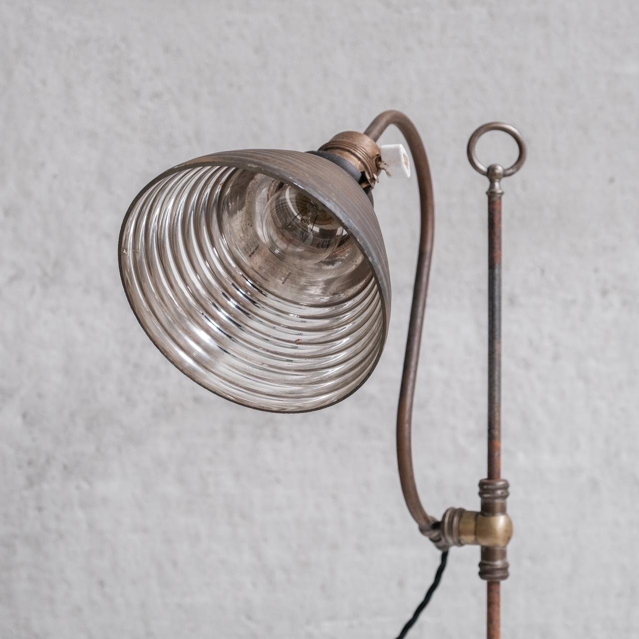 Laiton Lampe de bureau d'antiquités réglable en verre réflecteur mercuré en vente