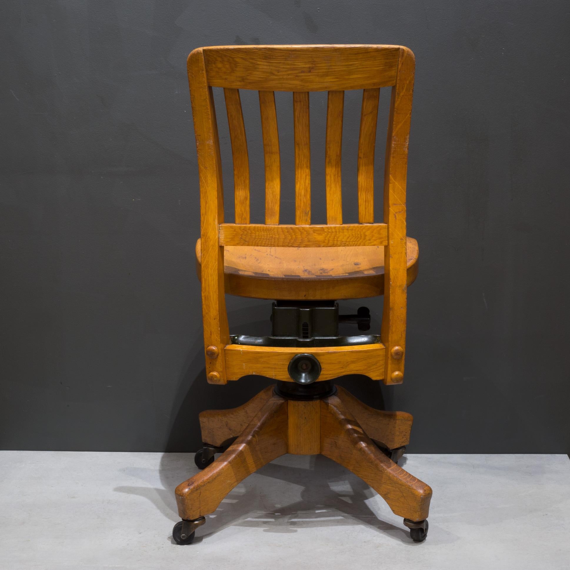 Industriel Ancienne chaise de bureau pivotante réglable en chêne, vers 1930-1940 en vente