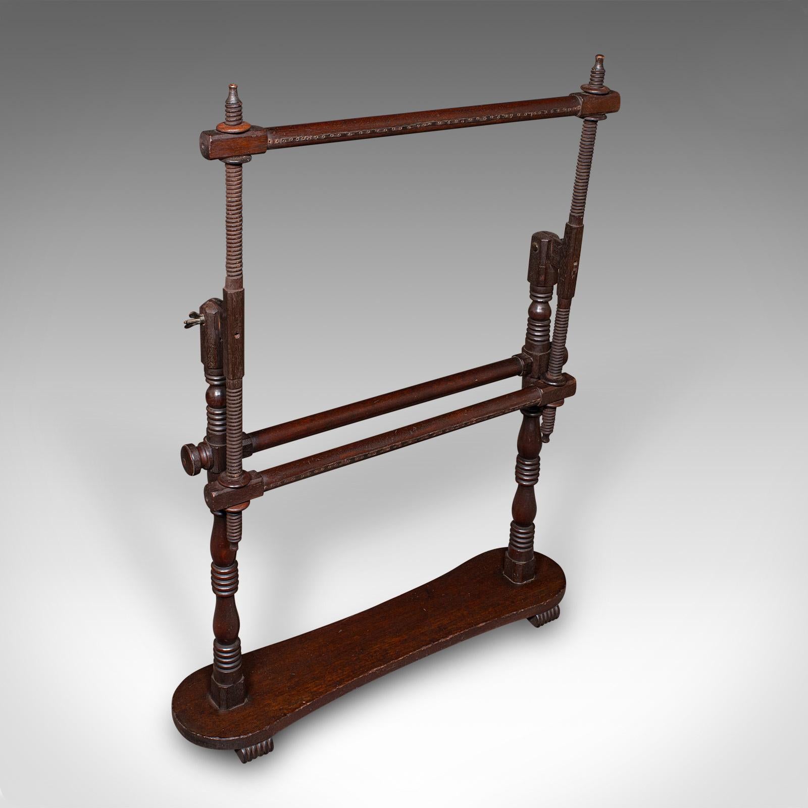 Si tratta di un'antica cornice regolabile per arazzi. Una barella da aguglieria inglese in mogano, risalente al tardo periodo vittoriano, circa 1880.

La bella struttura ad arazzo offre un'utile gamma di regolazioni
Presenta una desiderabile patina