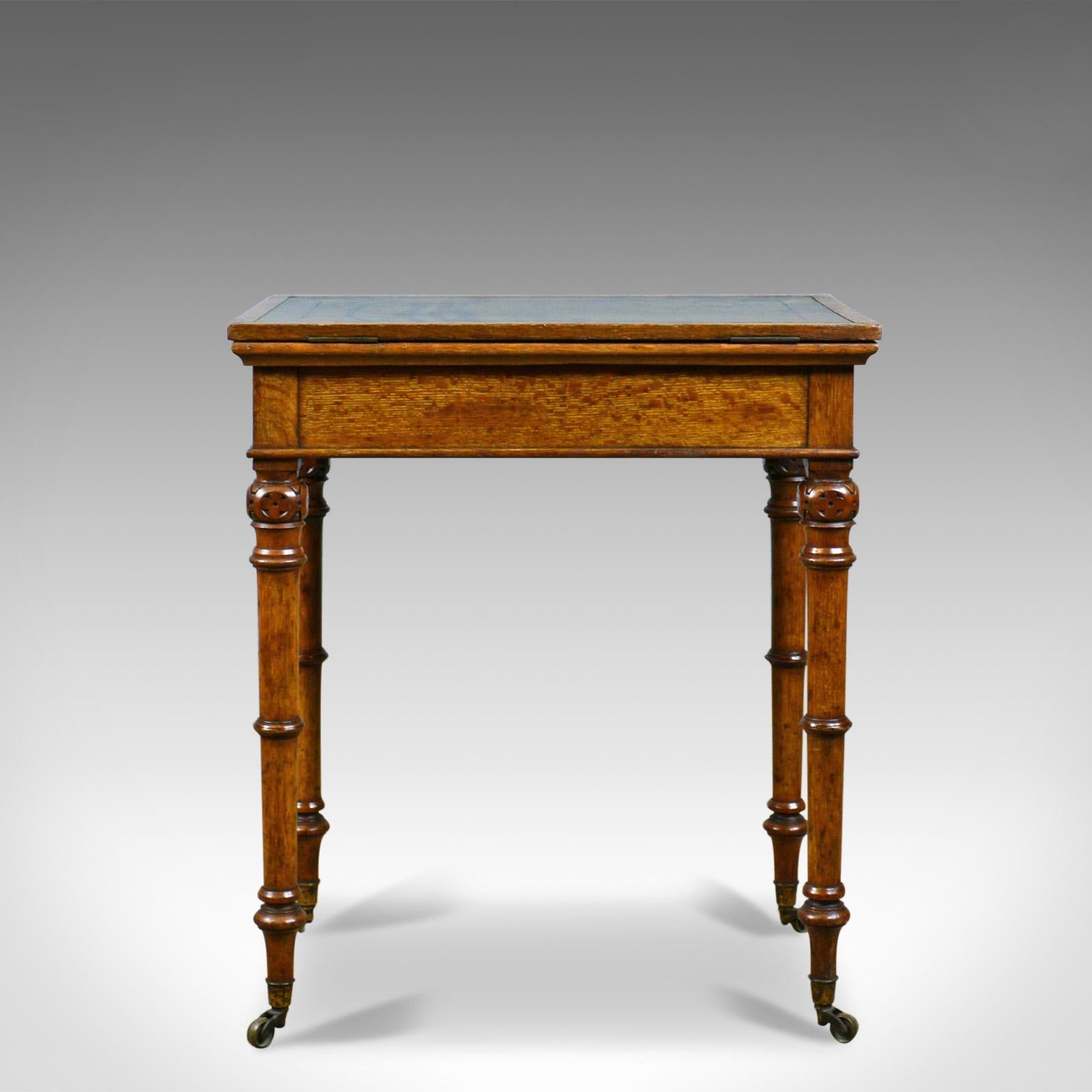 This is an antique adjustable writing table, an English, oak leather top desk by sought after cabinet maker Johnstone & Jeanes of 67 New Bond Street, London. This table dating to circa 1850 around the time of The Great Exhibition.

Of exceptional