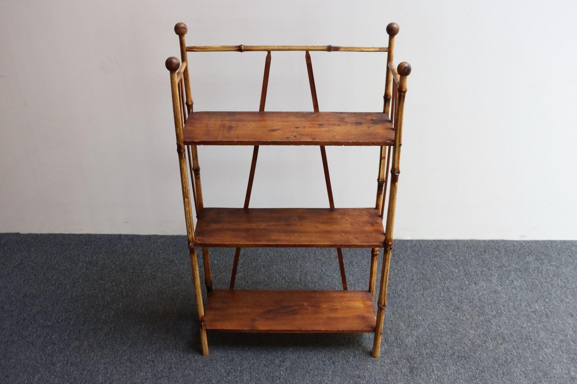 Estantería de bambú de tres niveles con movimiento estético antiguo Estadounidense en venta