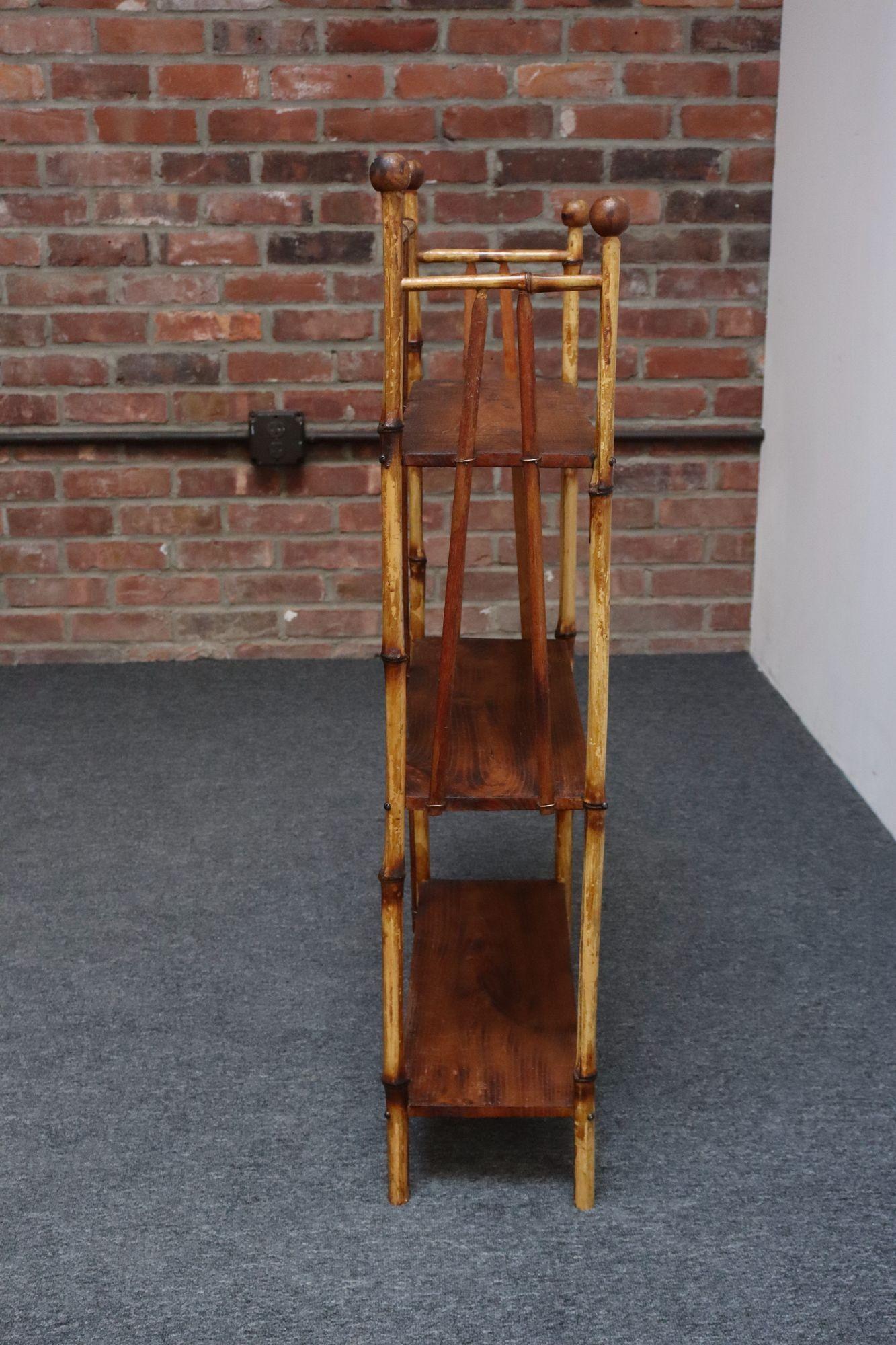 Estantería de bambú de tres niveles con movimiento estético antiguo Tallado a mano en venta