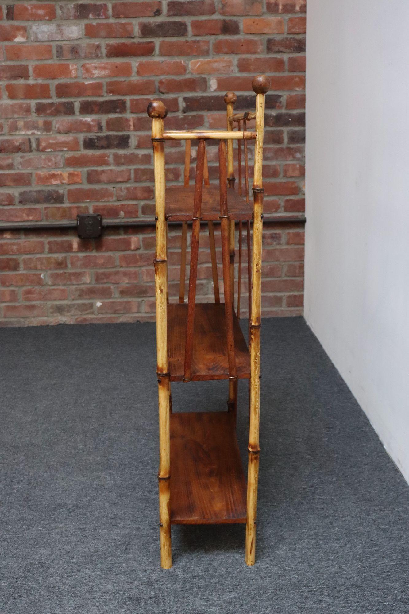 Estantería de bambú de tres niveles con movimiento estético antiguo en Bueno estado para la venta en Brooklyn, NY