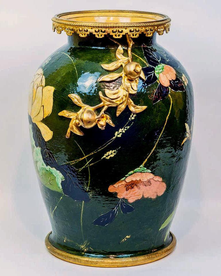 Antike ästhetische Vase aus Keramik mit Bronzebeschlägen im Zustand „Gut“ in New York, US