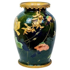 Antike ästhetische Vase aus Keramik mit Bronzebeschlägen