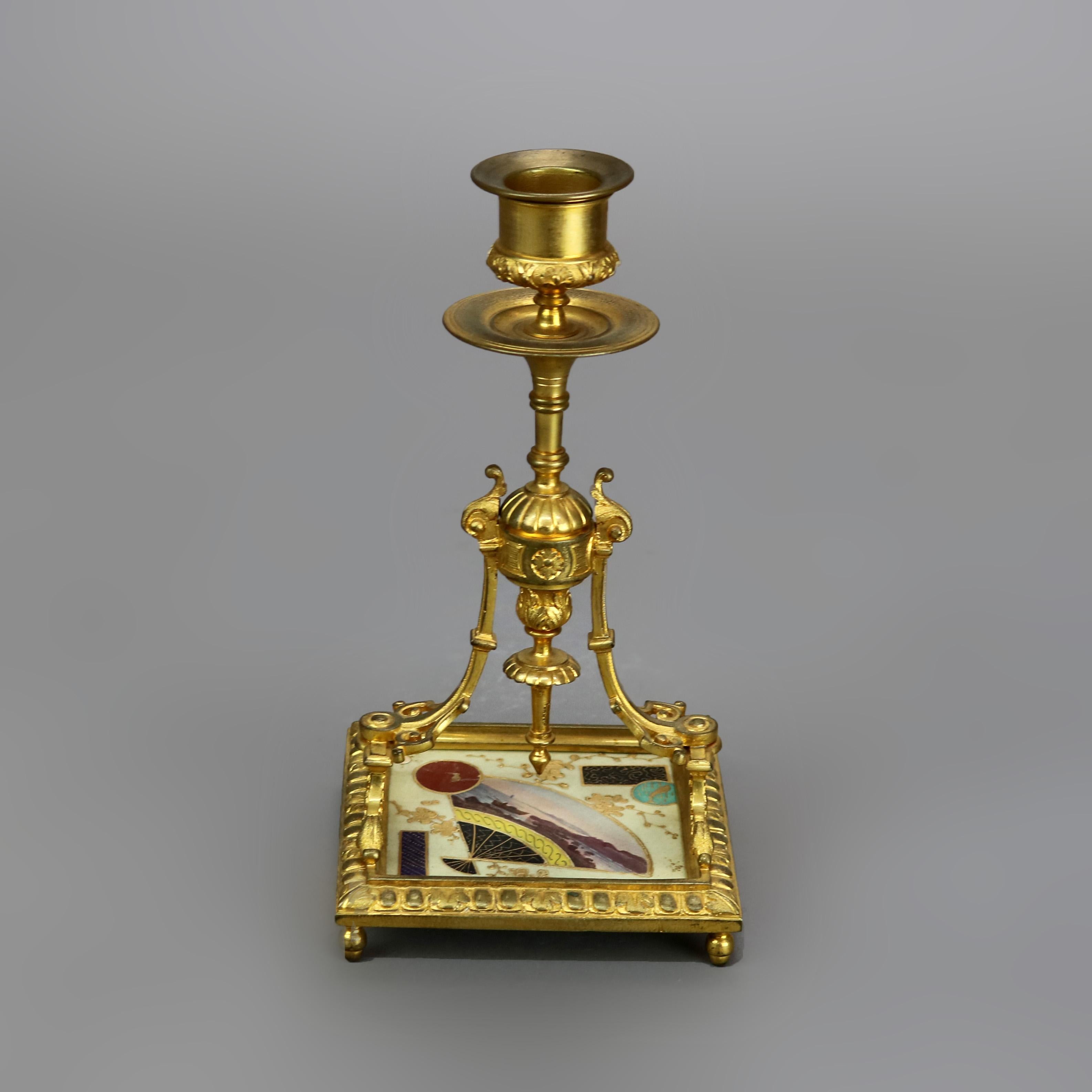 Antico candeliere estetico in bronzo dorato con base in porcellana dipinta a mano C1880

Misure: 7,75