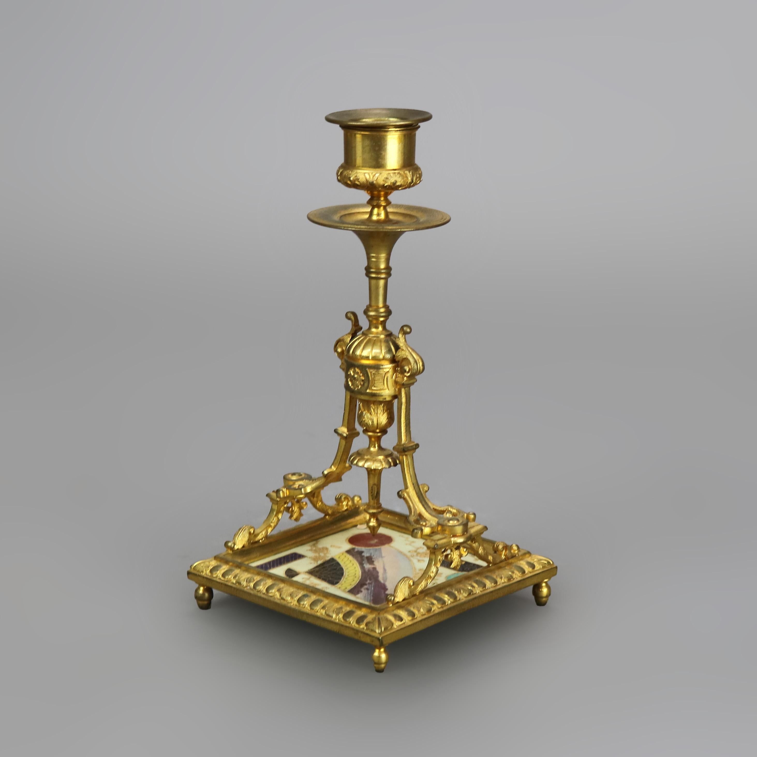 Dorato Antico candeliere estetico in bronzo dorato con base in piastrelle di porcellana C1880 in vendita