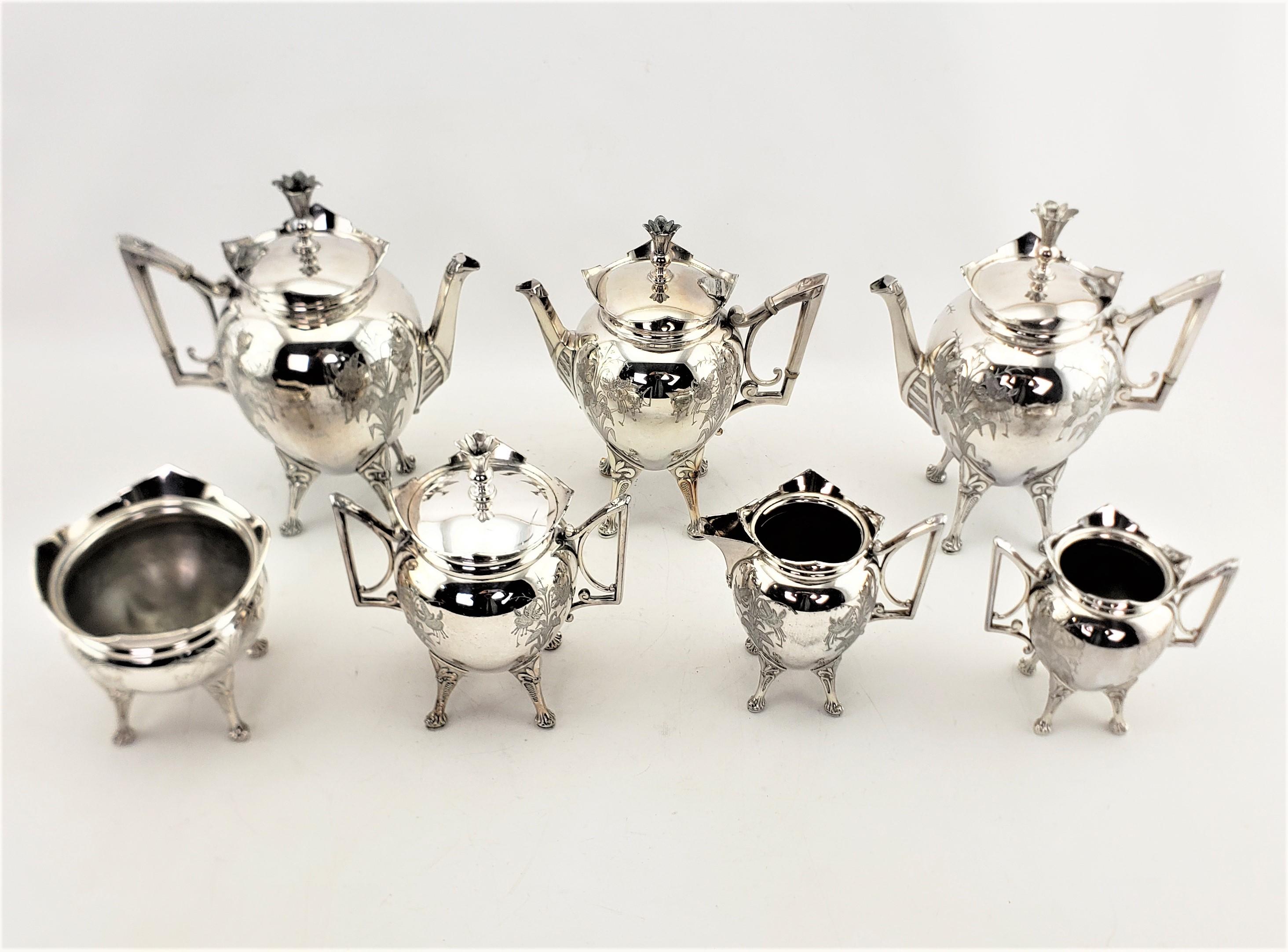 Mouvement esthétique Service à thé antique du mouvement esthétique en métal argenté de 7 pièces avec décoration florale en vente