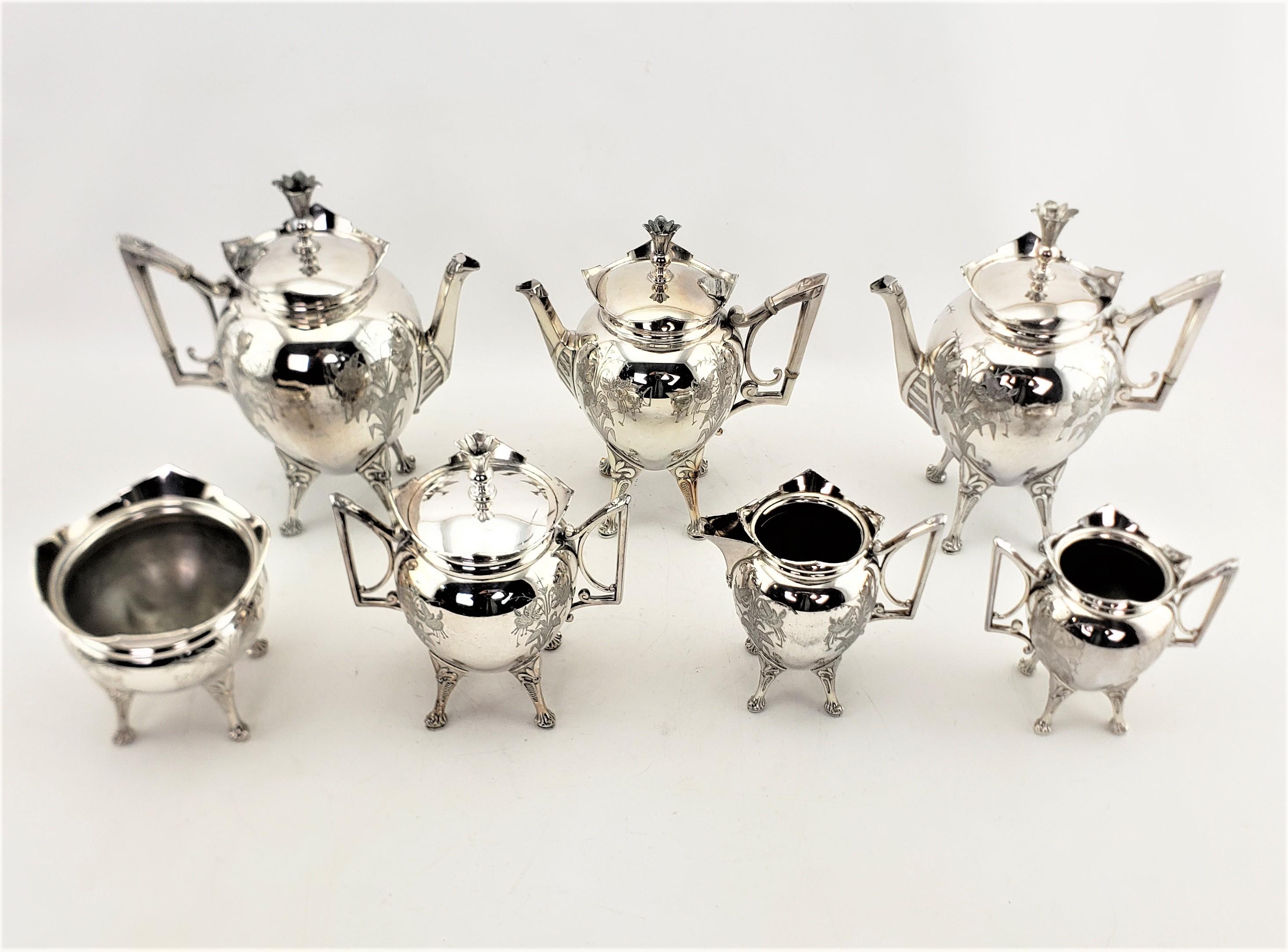 Antiguo juego de té plateado Aesthetic Movement de 7 piezas con decoración floral Movimiento estético en venta
