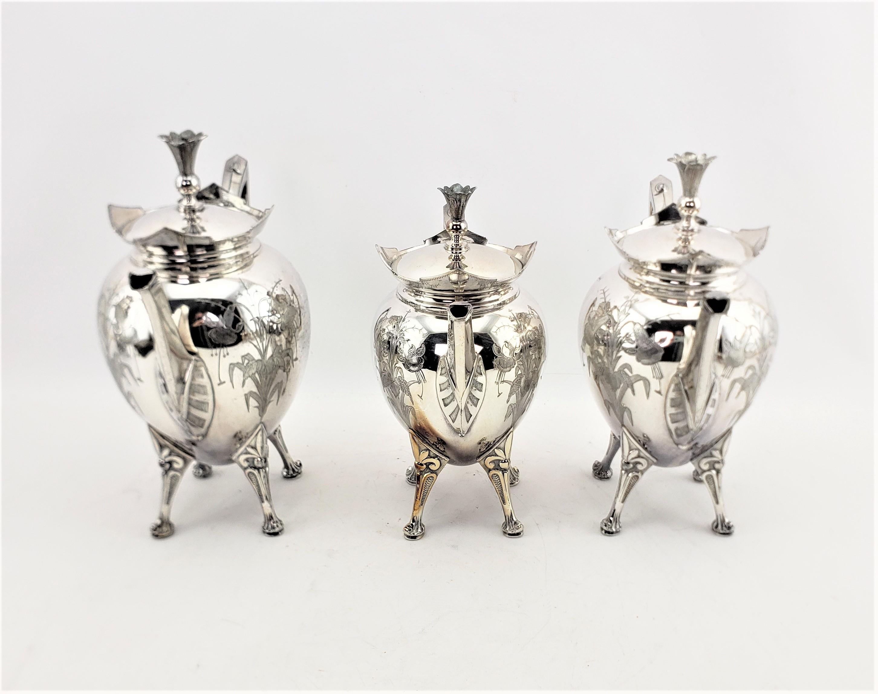 Antiguo juego de té plateado Aesthetic Movement de 7 piezas con decoración floral Hecho a máquina en venta