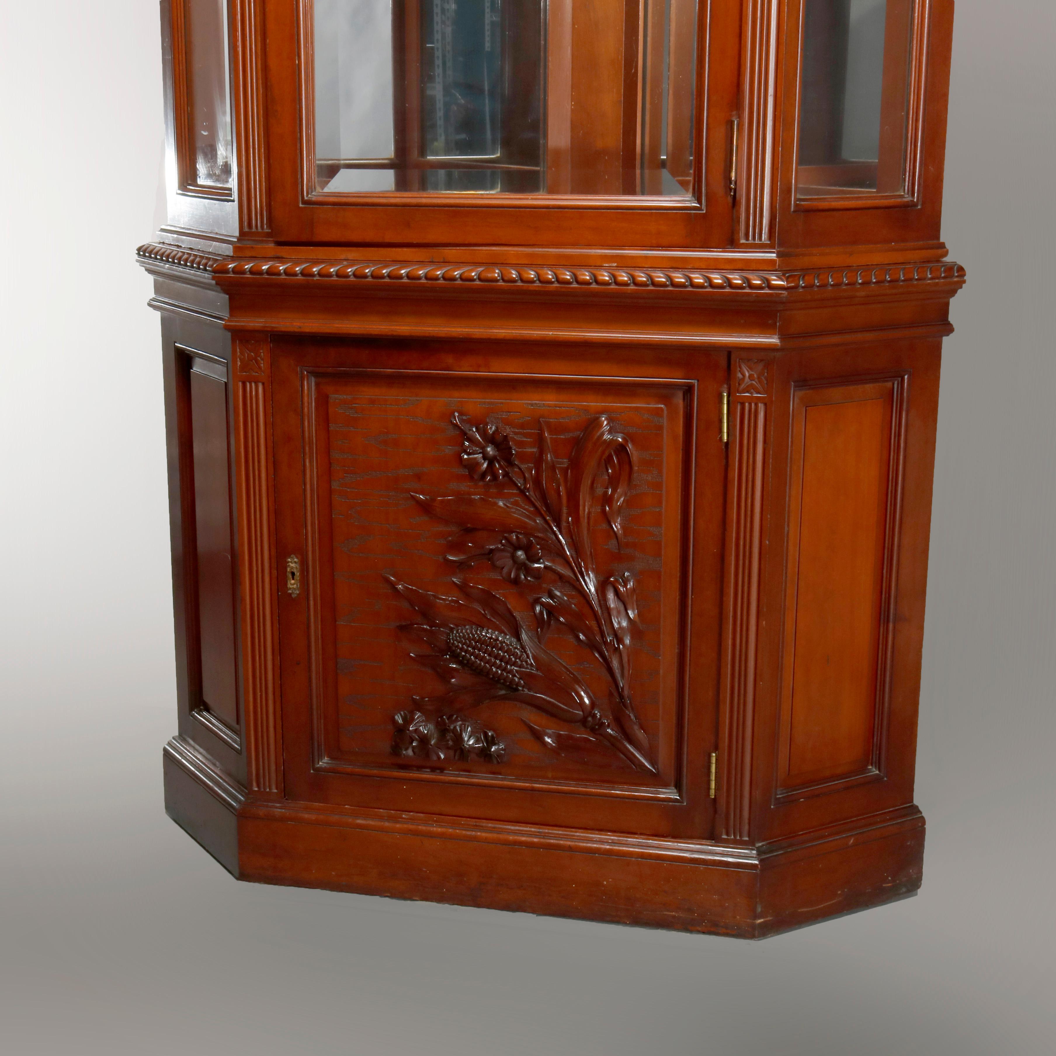 Mouvement esthétique Armoire d'angle antique du mouvement esthétique en cerisier sculpté à facettes et miroir, vers 1890 en vente