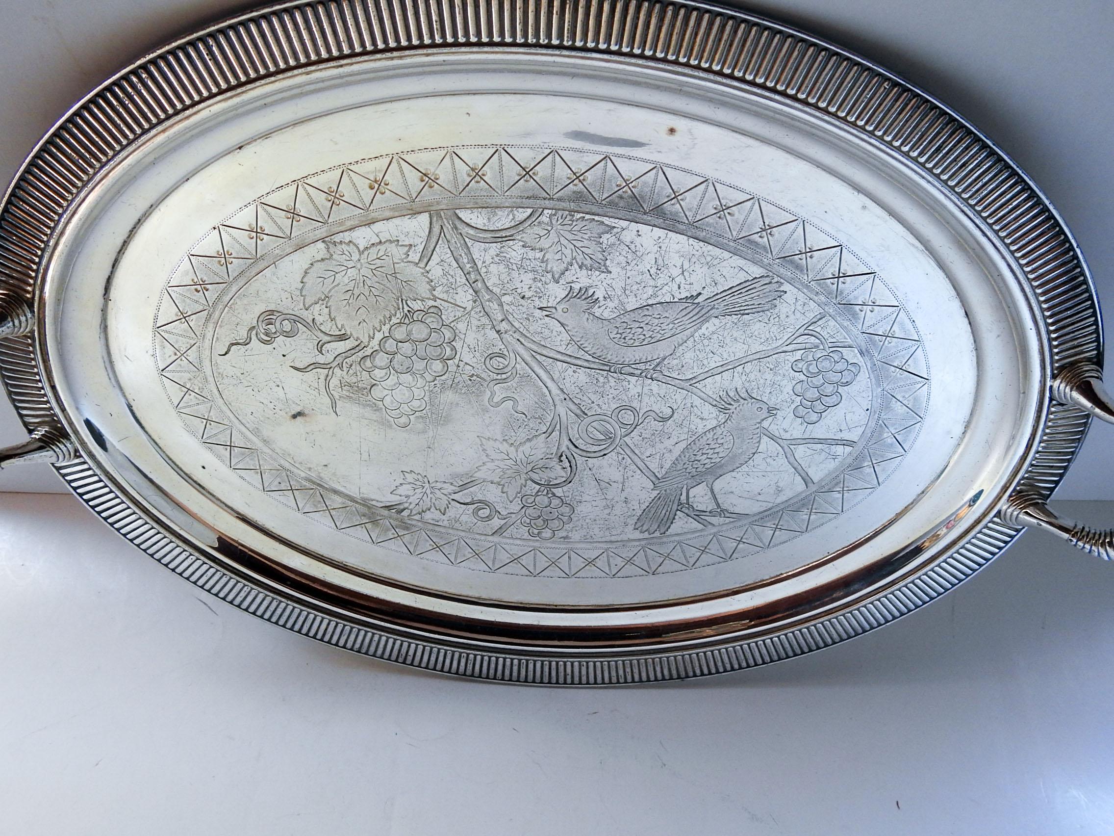 Circa 1880 Simpson, Hall & Miller Co. Serviertablett aus Silberblech. Ästhetische Bewegung graviert Design mit Vögeln und Trauben. Markiert auf der Rückseite, Oberflächenkratzer.